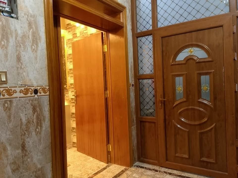 دار جديد طابقين مسلح درجة اولى طابو صرف
في بداية الثيلة قرب شارع 17 خلف المكتب الهندسي
البناء حديث سنة 2023
المساحة/ 270 متر
الوجه/ 11 متر
الشارع/ 10 متر
الطابق الاول يحتوي على/
كلدور واستقبال كبير وصاله وغرفتين نوم
ومطبخ حار وبارد ومطبخ في الترك
ومجمع صحيات داخل وخارج
وكراج كبير وحديقة
الطابق الثاني يحتوي على/
ثلاث غرف نوم وصاله ومطبخ
ومجمع صحيات وسطح اول وثاني
الواجهه تقطيع مطعم
الارضية للطابق الاول كاشي مطعم مرمر
الارضية للطابق الثاني بورسلين
المطبخ والصحيات فرفوري
حزام سيراميك كامل الدار
سقوف مغربية 
الشبابيك المنيوم 
ملاحظة/ نقص تسليك كهرباء الطابق الثاني
ممكن مراوس مع قطعة ارض داخل الرمادي 300 متر او اكثر
السعر/ 330 مليون وبيه مجال
للاستفسار 
مكتب ابو مصطفى للعقار في الرمادي حي المعلمين 
قرب فلكة الفرسان مقابل مصرف الخليج التجاري 
هاتف 
ابو مصطفى  ***********
محمد  ***********
مثنى  ***********
يتوفر (واتساب) على نفس الارقام
