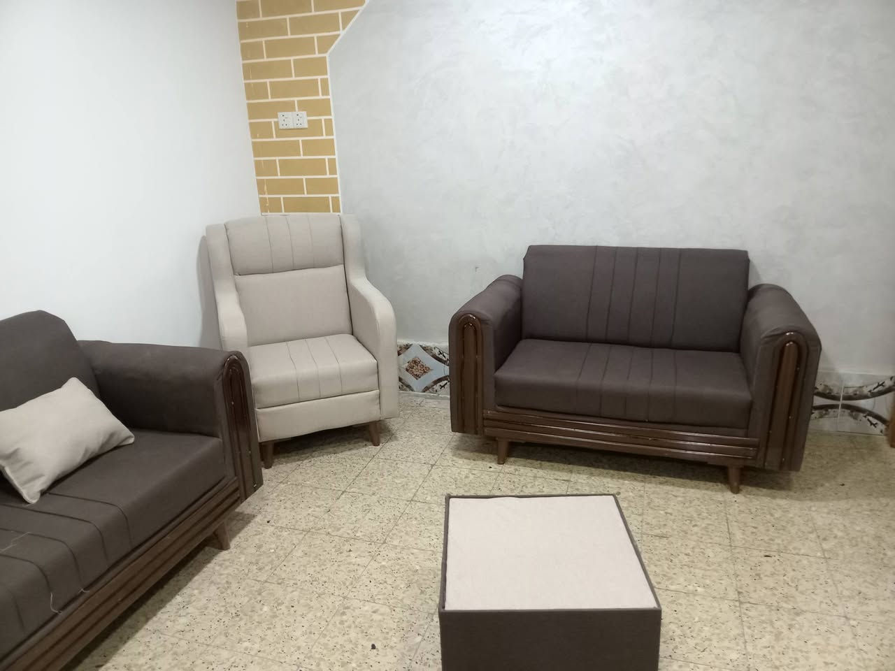 تخم ١٠ مقعد حطاطه تفصال يم نجار شغل ثكيل ع شرط للبيع شراي يتصل على رقم ***********

