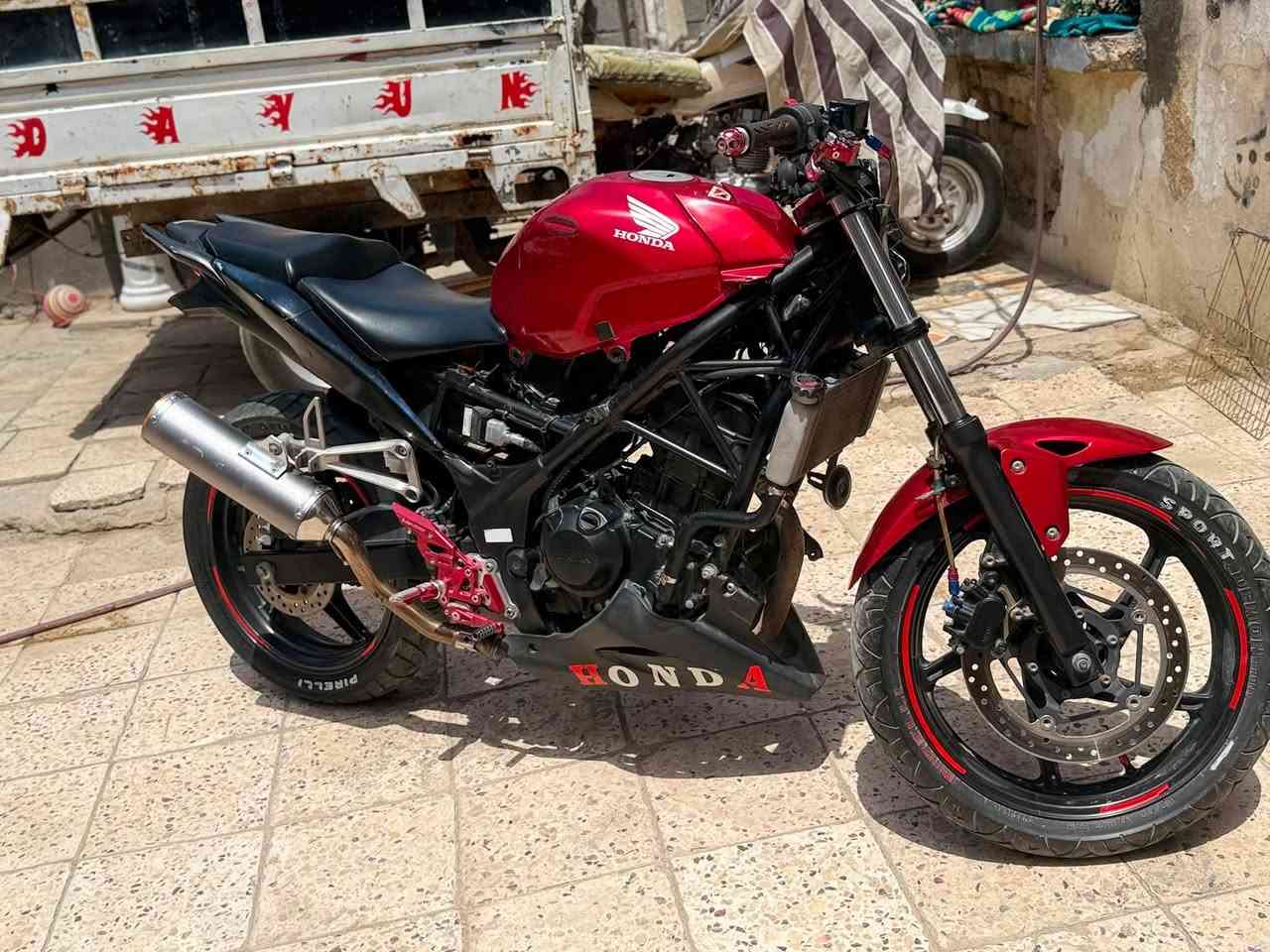 السلام عليكم بطح spr 250 r الدراجة كاملة وخير ومن الله شرط نص نكرة معدل ونهضة ما عوزها برغي كفراتها كامله وكهربائياتها كلها شغاله من الطول للطول وعليها ادامه كامله من فيت بم ونوزل وبلك وماي راديتر ودهن وعليها بعض التزويد من يدات كلج وبريك امامي ودواسات بريك خلفي ويده مال نمر وقفل ستيرن دراجه متعوب عليها بس الله شاهد محتاج واريد ابيعها والمو شراي لا يتعبني رجائن مكانها ناصرية مركز سعرها 1250 رقمي *********** واذا اكو مراوس بسعر اقل ميخالف
