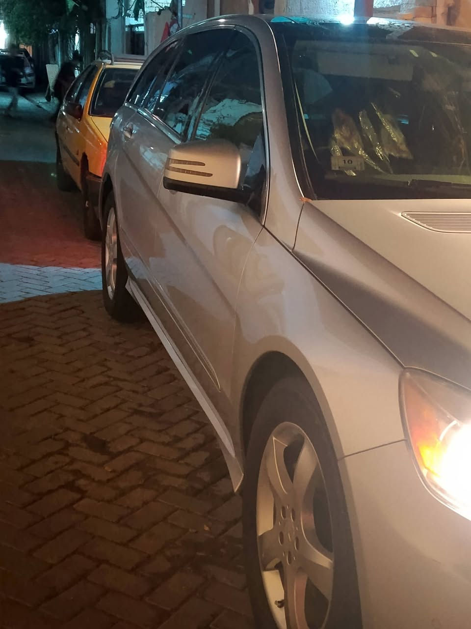 مارسدس موديل 2013 R350
جديد بدون كص كفاله من كلشي 
فور ويل 
7راكب جديد 

بيع فقط 

العنوان بغداد مدينة صدر 
***********
