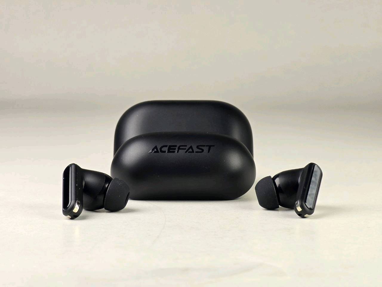 سماعة أذن لاسلكية  ACEFAST W6 .
أبرز مواصفات سماعة Acefast W6 (إيسي فاست W6):
إلغاء الضوضاء (ANC): تقنية إلغاء الضجيج النشط الهجين Hybrid ANC لعزل الأصوات المحيطة.
المكالمات: تقنية AI-ENC لتقليل الضوضاء بالذكاء الاصطناعي عبر ميكروفونات مزدوجة لمكالمات واضحة.
بلوتوث: إصدار 5.3 أو 5.4 المستقر لاتصال سريع واستهلاك منخفض للطاقة.
البطارية: علبة شحن ذات سعة عالية توفر استماعاً متواصلاً يصل إلى 35 ساعة.
الصوت: مكبر صوت (Speaker Unit) بحجم 13 ملم لتقديم صوت (Bass) قوي ونقي.
أوضاع التشغيل: تتضمن وضع الشفافية، ووضع الألعاب (Gaming Mode).
شاشة العرض: مزودة بشاشة عرض ملونة ذكية (Smart Color Display) تظهر حالة الشحن والبطارية.
التطبيق: تدعم التطبيق الخاص بـ Acefast لتخصيص الإعدادات وتأثيرات الصوت.
المقاومة: مقاومة للماء بمعيار IPX4 (مناسبة للعرق ورذاذ المطر).
السعر /30الف
للطلب او استفسار عبر خاص او انستا Turab_Store او رقم ‎***********
توجد خدمة توصيل لجميع المحافظات 5,000