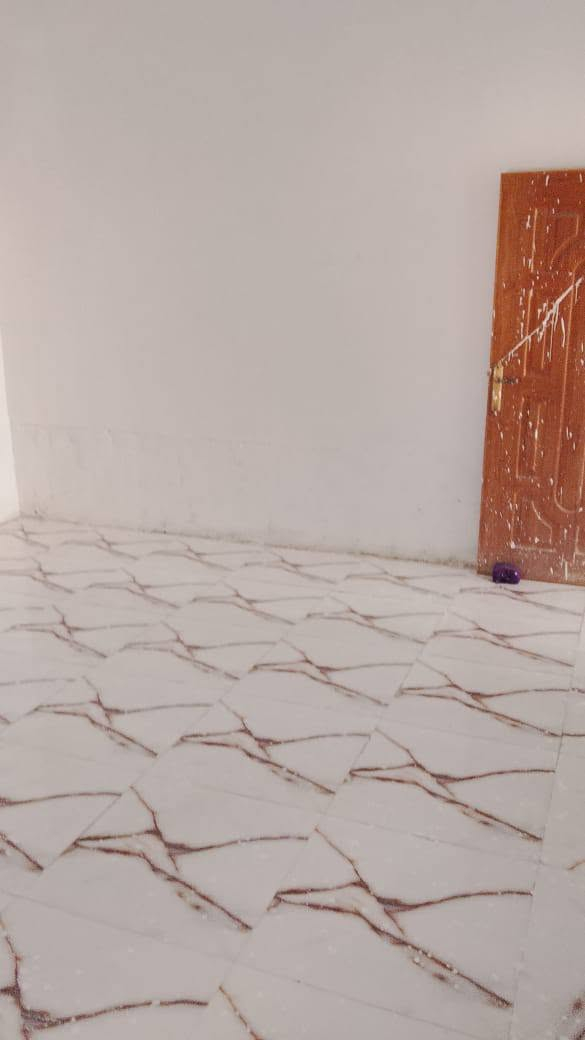 السلام عليكم يوجد لدينا دار سكن لبيع في حي الشرطة موقع جدا حلو ركن مساحة 300متربناء بلوك سقف مسلح البيت كامل مكمل بسعر مناسب من يرغب بلشراء الاتصال بي على الرقم التالي علما اني دلال ***********او.  ***********

