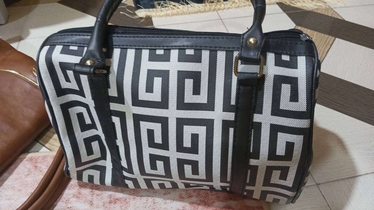 السلام عليكم جنط للبيع والسعرمناسب  للتواصل ويتساب الرقم ***********
