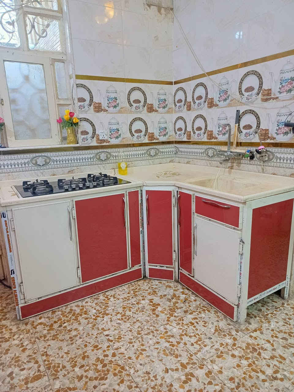السلام عليكم كاونتر للبيع تسكام 4 قطع طباخ وسنكي وكاونتر قطعتين السعر 500 الرقم ☎️*********** مكاني نجف
