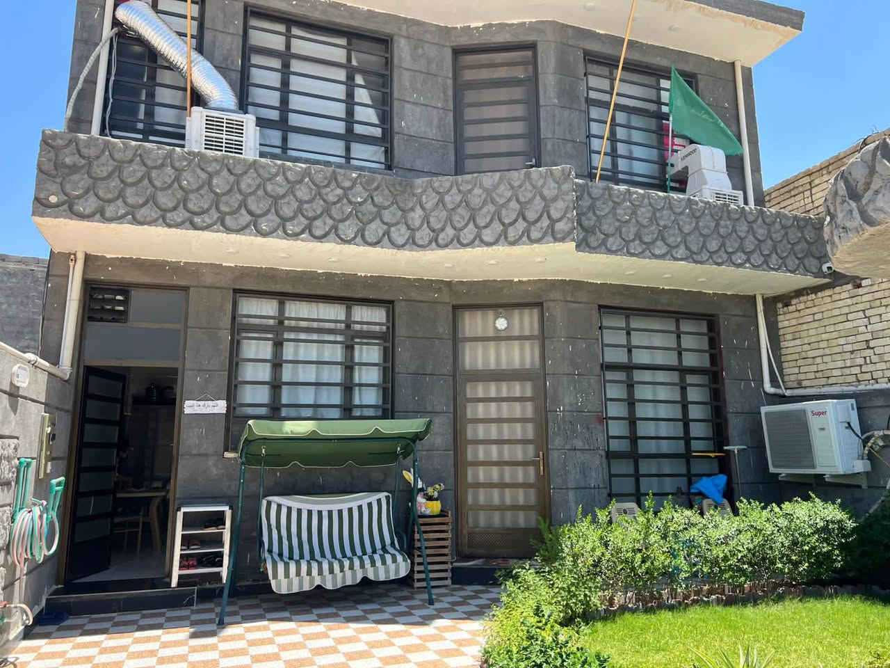 بيت للبيع المساحه 180 في حي العهد يم فلكت الزعيم وره مضيف ابو فياض يحتوي الطابق الول مطبخ ستقبال صاله غرفة نوم داخلها حمام وحمام ثاني بصاله يحتوي عله صحيات والطابق الثاني يحتوي على غرفتين نوم وحمام وصحيات وصحيات خارجيه  السعر 115تصل على ***********
