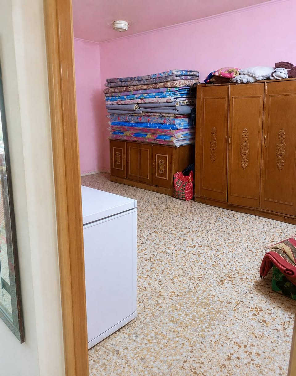 يوجد بيت للبيع مدخلين باب على شارع الحسينيه وباب ع شارع المصرف ركن يحتو من غرفتين هول

ومضيف وحوش عل جهتين وصحيات 

ع جهتين وحمام داخل البيت مساحه 

فوگ m200 قريب ع سوگ كلش? 

عرصه روح طوب مباشره i  
لان ممطوبته
لحد الان 
 {للأستفسار  تصل 
***********
