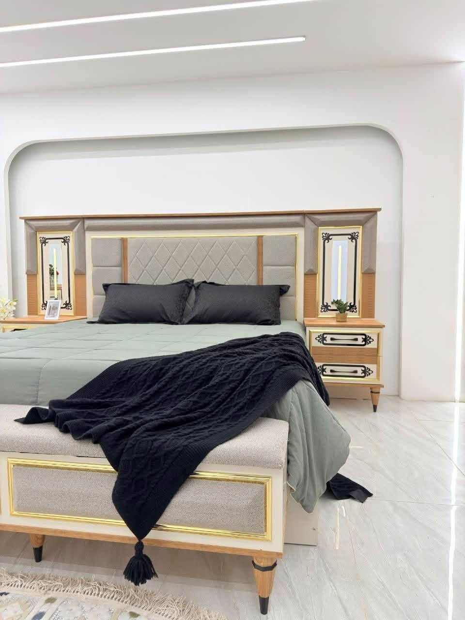 *على بركة الله تم وصول غرف النوم 🚚🛏️*
موديل *ايلارا  * 
*10قطع   * 
⚫️كنتور 270 سم ☺️
 ملحق 90 سم ارتفاع 230 سم 
ظهر بلوك 8 ملم 
صبغ حراري 
🔴ميز تواليت انارة نفس الصورة130  سم ارتفاع عالي 180 سم مرايه بلوك 🪞
⚫️كومدي عدد 2 دبل مجر اناره 💡
🔴سرير نفرين180سم*200سم سرير مخزن دبل هايدروليك 🛏️
⚫️درور مجرات
🔴مرايه قيافه 🪞
⚫️طابوريه بلوك 
🔴شازلون  
⚫️سكك حاسبة 3 مراحل 3️⃣
💵💵السعر مليون و 800 الف دينار💵💵

النقل والتنصيب مجاني🚛🛏️✨
ضمان 10 مرات فتح واعادة تنصيب 👌💫

✨✨يوجد لدينا نظام الاقساط على✨✨
كي كارد الرافدين💳
كي كارد الرشد💳
كي كارد المصرف الاهلي العراقي💳

✨✨يوجد لدينا خدمة توصيل لجميع محافظات العراق🚚📦✨✨

العنوان بابل الاسكندريه مجمع حطين شركه عرش اليقين🏢🚘
☎️*********** ،، ***********

نص مكتوب في الصور:
- مودی ل :- ایلادرا