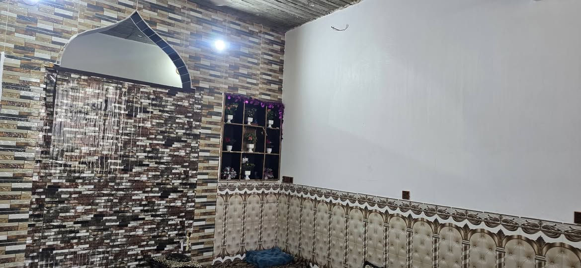 السلام عليكم
دار للبيع
بيت مساحة القطعه  272/متر مبني منها 184/متر
كله بناء جديد مال جناي يرهم لعائله كبيره ويرهم لعائله صغيره
غرفتين 5×4
مجمع 10×3
صحيات داخليه 2.5×2
مطبخ 7.5×4
هول 5.5×4
ربعه 7.5×4
كلدور 1.5×1.5
طارمه خلفيه 3×4
ترك 1متر خلفي
غرفتين فوگ طابق ثاني بس مسقفات بسندويج بدون لبخ مع بيتونه ملبوخه داخل خارج

صحيات خارجيه مع طارمه مع حديقه 3×6
صحيات داخليه مع كلدور مع المطبخ سيراميك للسقف والباقي عال 120سم
ارضيه سيراميك كل البيت
كهرباء خطين خط خفيف وخط ثقيل (ثري فيز )
تأسيس ماء مجاري متكامل

الخدمات
مجاري رئيسيه وفرعيه مال شارع بباب الحوش
ماء فول 24/ساعه يصعد بدون ماطور صيف شتاء
كهرباء المحوله تبعد 30/متر عن البيت
شارع تبليط
 
موقع البيت نهاية شارع المستشفى خلف متنزه دنيا المرح 

قريب عالسوگ قريب عالمدارس قريب عالمستشفى قريب على جميع دوائر بيجي
ابعد شي 15/دقيقه مشي على الاقدام
رسميات البيت مفتوح بي معامله مال تطويب وتقريبا كامله

للأستفسار الاتصال على الارقام

***********
***********
