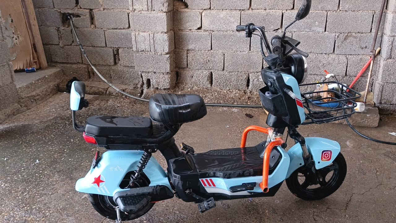 السلام عليكم 👉🏻✨

دراجه  شحن حجم 14. 🛵
دراجه نضيف كلشي مابيه مكفول.. مفتاحين +بصمتين🔑
جديد ممستغدمه فقط 3 اشهر....... فقط نقص بطاريات👌
الدراجه. 
(سعر الدراجة)... 170 وبيه مجال... 🤏
مكان... واسط الكوت.. الخاجيه... 

التواصل على هاذه الرقم.📲(***********)📞
