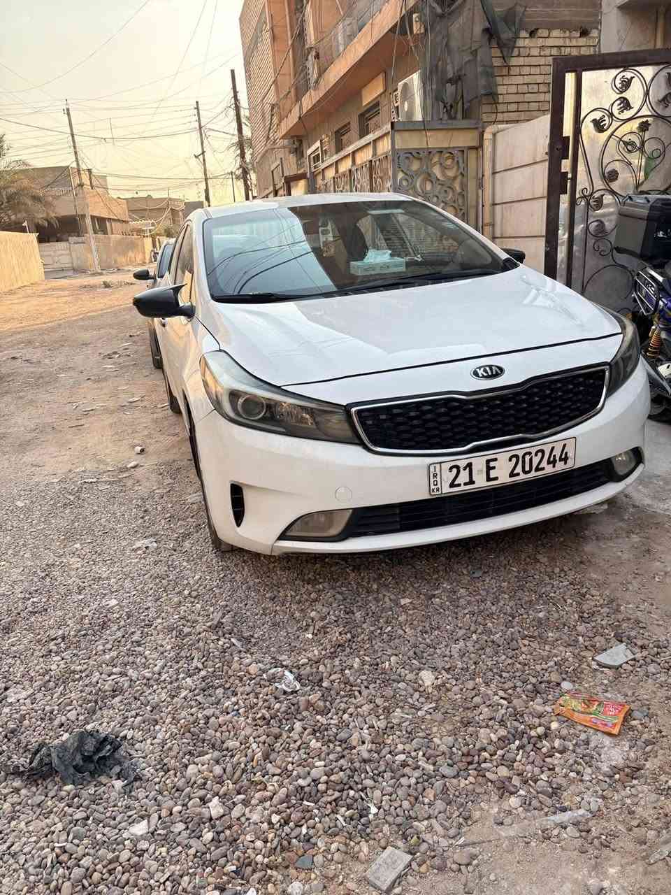 السلام معليكم سيراتو موديل 2018 بيه باب مبدل وربع البنيد صبغ فقط كير مكينة خير من الله تبريدهة ثلج تحكم ستيرن جهتين شاشة كامرة 3 انضمة قيادة مري شفط  سيارة حلوة وناعمة رايده ب 117 وبيه مجال او مراوس اب احدث مكاني بغداد الدورة ***********

