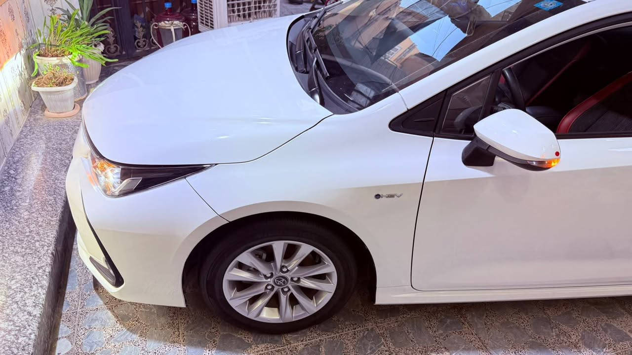 ‏كورلا  هايبرد ٢٠٢٥  شكل خليجي مواصفات 
‏جديده كلش بحالة الوكالة مكفولة ماعدا شبر بالبنيد رشيتها نشخطت بالباب كفاله حته من لبارد 
‏دوشمه كشنات 
‏ماشيه ٢٧ الف
‏مواصفات 
‏🔹فتحة 
‏🔹كشنات جلد احمر 
‏🔹دخول ذكي بدون مفتاح 
‏🔹بصمة ابواب 
‏🔹اشاير بل مري 
‏🔹لايت زينون 
‏🔹ماطور لايت (يصعد وينزل )
‏🔹اوتو لايت عالي
‏🔹اوتو هولد 
‏🔹سايد بريك بصمة ذكي 
‏🔹وضعيات قيادة 
‏🔹دركة خياط 
‏🔹لد نهاري + اشارة لد 
‏🔹تبريد ❄️ ثلج  قطعتين 
‏🔹شاشة كار بلي بلوتوث 
‏�قيادة ذاتية +رادار 
‏🔹تحذير عند خروج عند مسار +بريك ذاتزي عند حاجة 
‏🔹منافذ طاقة امامية وخلفية 
‏🔹ويل كب 
‏السعر ١٥٥ وبيه مجال قليل 
‏مكاني بغداد حي الاعلام
‏***********
