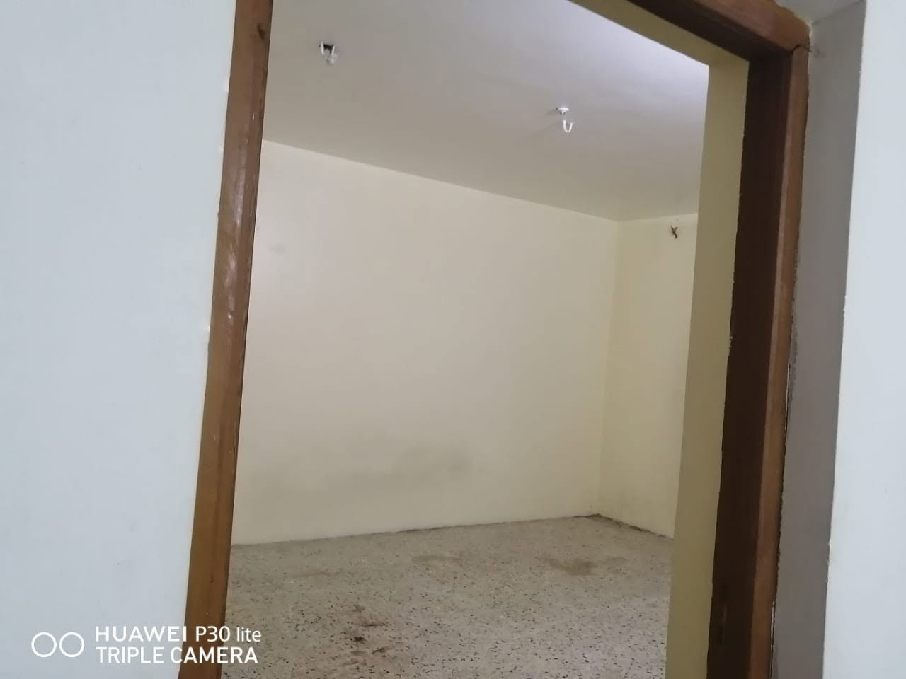 قراءة المنشور بدقة كل التفاصيل موجودة 

بيت للبيع  او للايجار  او (للمراوس مع قطعة 200 متر في الهورة حصرا) 

بصف الركن في الزهراء ( البيت فارغ حاليا )

الكوت منطقة حي الزهراء شارع المدارس (شارع فرعي)قريب جدا على متوسطة النرجس تقريبا 20 متر عن السياج الجانبي للمدرسة 

الشارع يقع خلف بيت اهل دكتور مثيل (المدرسة الاهلية الجديدة )اول فرع والبيت ثاني بيت بجانب الركن من جهة اليمين وواضح الموقع في الرابط اسفل المنشور 

ا

المساحة 300 متر  الواجهة 15 والنزال 20 وكلها بناء تقريبا

البيت بناء التسعينات ونظيف جدا وصالح للسكن وطابقين وبناء مسلح كونكريت وكاشي  والمطبخ والحمامات سيراميك

تفاصيل البناء ( اقل غرفة قياس 5 *5 متر)

الطابق الاول استقبال استقبال وهول داخلي ومطبخ وغرفة عدد 2

الطابق الثاني هول داخلي وغرفتين

ملاحظة كل الغرف كبيرة جدا

علما انني صاحب المنزل

وغير متصل بالانترنت دائما

السعر 490 مليون وبيه مجال 

الايجار مليون بالشهر وبيه مجال

هاتف 

*********** عرض أقل

[[https://maps.app.goo.gl/fPdNcL6T9SmQXRrE9](https://l.facebook.com/l.php?u=https%3A%2F%2Fmaps.app.goo.gl%2FfPdNcL6T9SmQXRrE9%3Ffbclid%3DIwcGRvZgFleHRuA2FlbQIxMABicmlkETFZS3BDYjFsbnhXazlsTkM5c3J0YwZhcHBfaWQQMjIyMDM5MTc4ODIwMDg5MgABHmJCQkhp-UNpDhMs04EjmqTgYGgOaN6m8D3pamyY0DD3o9a-uOa1EimIOEqD_aem_G7shWJk51H4HVAiYAOFa2g&h=AUAm4zCiyGrAvAkHH0e0iAR4YTejlwS4sKhORuBapnFsnWCUITjJIAf-lQ5IUUjgulZ-4Kyunolr0mS--yfLq3oQA5JgxG7vc9ExjGIbhsPIg-U1zXeWrWAS816HMH_qJS5sISs3aFcSfK4M&__tn__=-UK-R&c[0]=AUDHwnbw1YZoyVQa0m0I1l2kxK0_V5GiOAa45q-HFKLf6FGaqlJFrsOYhH9dE_wrEhUA2k_ge2DIwdbaHZmojOxkVLjFLcW4pfztC8BkTyt-kpG-kKAKepjbTit-RJrSlCuZ6cbUeXDosEkTNXqglXkydcieawXtHl6PhACKFGltQa4jXw)]([https://l.facebook.com/l.php?u=https%3A%2F%2Fmaps.app.goo.gl%2FfPdNcL6T9SmQXRrE9%3Ffbclid%3DIwZXh0bgNhZW0CMTAAYnJpZBEwcDd4c0JqUUFNc2dHOXhQWHNydGMGYXBwX2lkEDIyMjAzOTE3ODgyMDA4OTIAAR5DgFQd3C6oFgMwSawjmEwVV2XpRx8Ni8QXOSs0bl_zV92WgPcc8wkt7pGg0g_aem_dnt64bVTSfrtzAx9fm0cbQ&h=AUCJu7yMv7TmhGZ4e_5_bJqveInd_zs7LJtQof8JsoozjaIWgtrN6KCpsaXn1R5LT6uNiZT_ggLdjvflVv0nPj8WCH0g_8O49qpsU4itAgXx95ULa6XoDGsWgUmw7bFqXDxEXlbFmBbXN2XX&__tn__=-UK-R&c[0]=AUBQtqdn05msr_qv3XTIDxyh_GzakNwYz9N7hChA7VaIKMsQHdYZXU_HlBTyjC7L7DBjzi2mfmdYSPF0_G95HtWh-xOQRoP3JVXyy6Hw0E8vYaLWb6i7i5VZ8Qe-PA5Vsw](https://l.facebook.com/l.php?u=https%3A%2F%2Fmaps.app.goo.gl%2FfPdNcL6T9SmQXRrE9%3Ffbclid%3DIwcGRvZgFleHRuA2FlbQIxMABicmlkETFZS3BDYjFsbnhXazlsTkM5c3J0YwZhcHBfaWQQMjIyMDM5MTc4ODIwMDg5MgABHm3HPGERM5TY7c6_6lX2b62fqXYX0XghRonFI2PKp0uXXilPLlQc2UuZbnZE_aem_s9gbQ9NY9PoA0trujLoR2A&h=AUCVIwXkF1W0gglwVR3EEQr8DvvXLjN_wMJRj0yiCZ9fGq9cK5iPTt-t1Z-yAX_ec08uH4qEn_YjlN8AeYxaQ1pMD38w0kMicam8YJ5bCeAQRHGgCm9Xln0L1mxylNhufWDqENhSUQpMOco_rQuObpfdkynNXkhGba0QsUWNMbgpm9LfCkjcZqtLtaSj423zoq0B5GzTKTBGHMMaOhw7CTOz&__tn__=-UK-R&c[0]=AUDHwnbw1YZoyVQa0m0I1l2kxK0_V5GiOAa45q-HFKLf6FGaqlJFrsOYhH9dE_wrEhUA2k_ge2DIwdbaHZmojOxkVLjFLcW4pfztC8BkTyt-kpG-kKAKepjbTit-RJrSlCuZ6cbUeXDosEkTNXqglXkydcieawXtHl6PhACKFGltQa4jXw))
