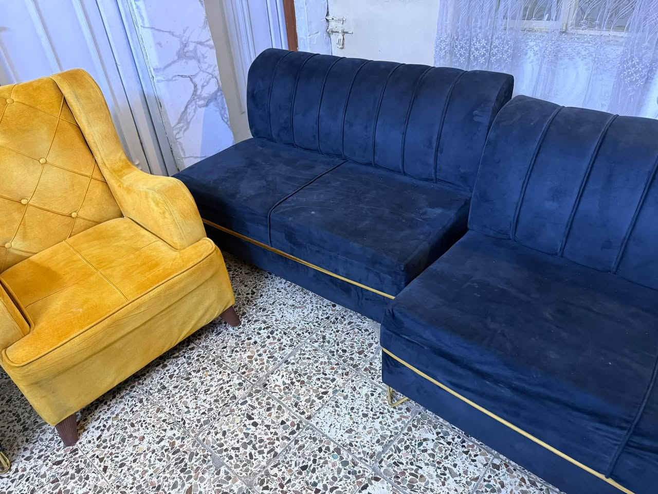 تخم 7مقاعد نضيف سعره 450وبس مجال مكان بغداد حي الاعلام تواصل ***********
