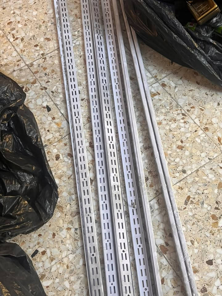 رفوف كاملات • محل سفريات بلاستيك • البياع