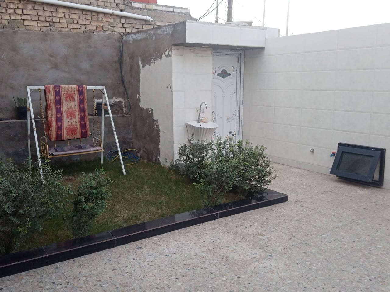 بسم الله الرحمن الرحيم بيت للبيع في حي السفير من جهة الشماعية خلف جامع الإمام الحسين ع موقع حلو المساحه ١٧٠ م واجهة ٨ ونص نزال ٢٠ طابق ونص مرمم جديد الطابق الأول استقبال كبيره ومطبخ مفتوح ع الصاله وغرفة نوم وحمام داخلي وحمام خارجي الطابق الثاني غرفة نوم وحمام السعر ١٦٠ بي مجال للاستفسار الاتصال على الرقم ***********
