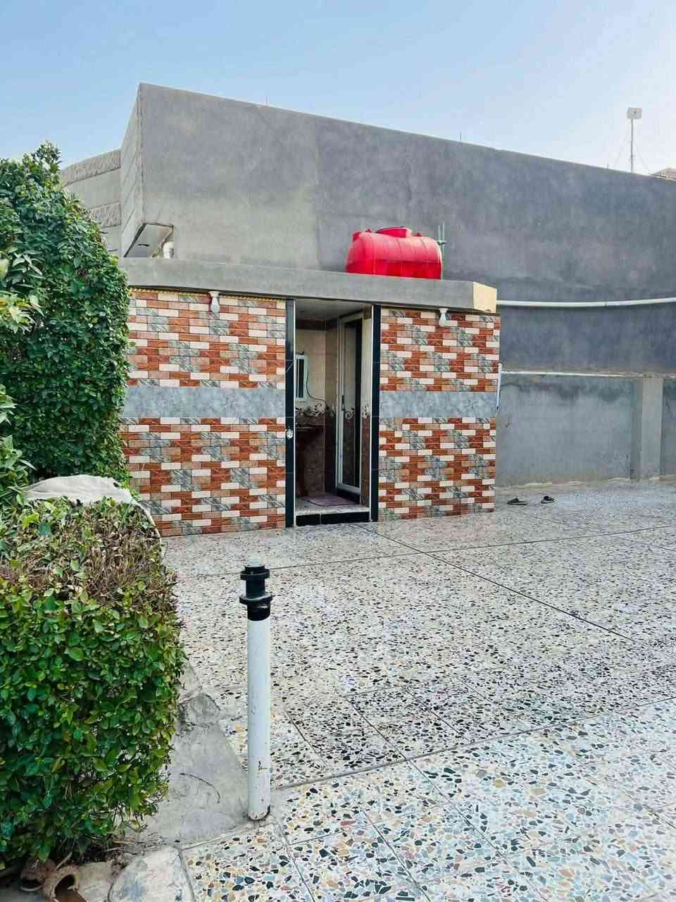 السلام عليكم بيت للبيع مساحه ربع دونم زراعي جاهز من كلشي طابقين الطابق الاول يحتوي على استقبال مع كلدور مع هول مع صالة مع غرفة مع حمام مع مطبخين داخلي وخارجي مع الصحيات الداخلية والخارجية والطابق الثاني يحتوي على غرفتين نوم مع صالة كبيره الخدمات خط مولد مع المجاري خارجية مع نت مجاني مفتوح للاستفسار الاتصال على الرقم *********** ابو طيبه
