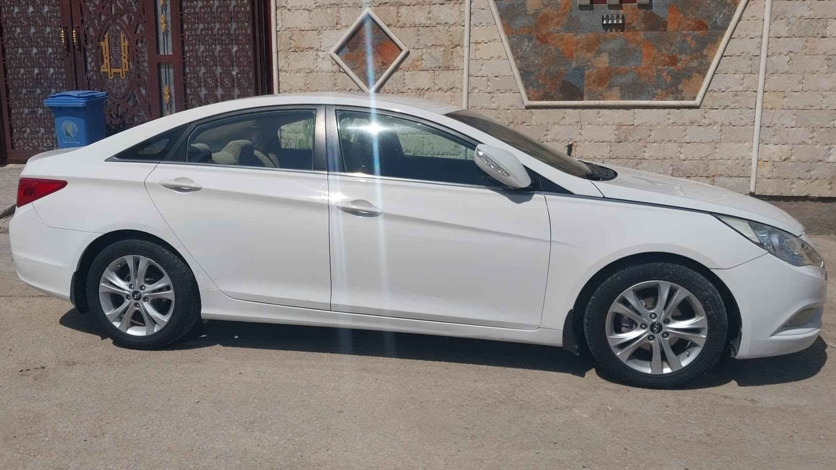 السلام عليكم للبيع هونداي سوناتا خليجي ٢٠١٣ رقم بغداد دولي السياره  كفاله ماعدا هاي الدعجه بدور الجاملغ الوره السياره جديده وجاهزه على اخر حبايه محركه ٢٤٠٠ مواصفات قطعتين تبريد حساس خلفي اشايرمري شفط شفتات استيرن كشن كهربائي العنوان بابل  السعر ١٢٦ وبيه مجال حك الجيه للاتصال ***********
