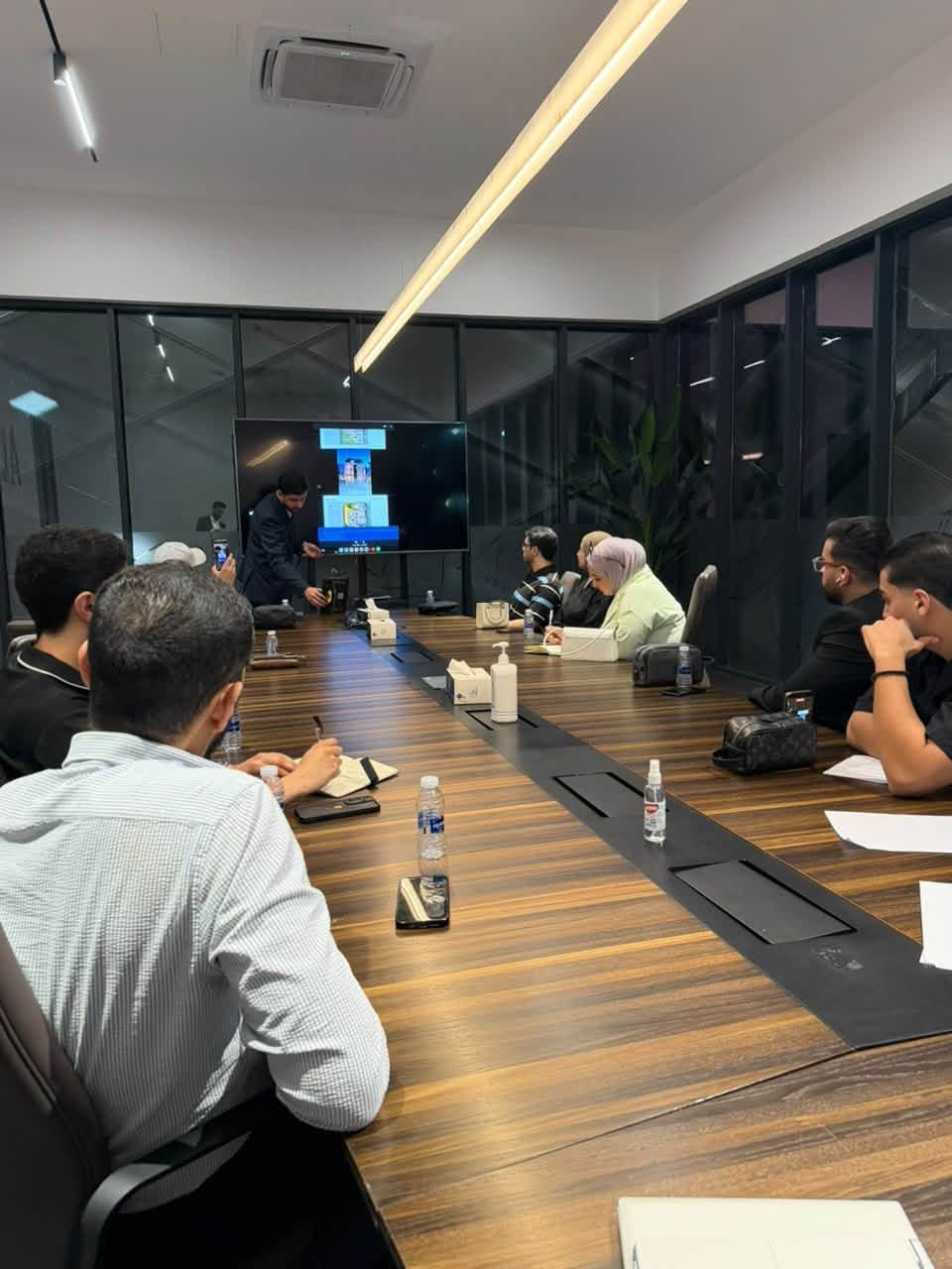 ✨ الطرح الجديد في مجمع البدور السكني ✨
ضمن البرنامج التدريبي لفريق شركة حلم بغداد للاستثمار العقاري، المتخصص في تسويق الطرح الجديد Zone Elite في مجمع البدور، نواصل تجهيز فريقنا لتقديم أفضل الاستشارات العقارية ومتابعة الطلبات بشكل آني.

🏡 الطرح الجديد يتضمن:
• مساحات 216م²
• مساحات 240م²
• مساحات 250م²
• مساحات 300م²

🏢 بالإضافة إلى البنايات العمودية التي توفر شققاً بمساحات وأنماط مختلفة:
• غرفة واحدة
• غرفتين
• ثلاث غرف

💰 مقدم يبدأ من 15%
📆 جدول سداد مرن يصل إلى 5 سنوات

فريقنا جاهز لتقديم الاستشارة العقارية المناسبة ومتابعة طلبك بشكل مباشر لمساعدتك في اختيار الوحدة التي تناسب احتياجاتك.

📞 للتفاصيل أكثر وتسجيل الاهتمام:
***********

المهندسة نور | مستشارة المجمعات السكنية
شركة حلم بغداد للاستثمار العقاري

🔹 كما نستقبل جميع العروض العقارية (بيع، شراء، وإيجار) داخل المجمعات السكنية.

#مجمع_البدور #ZoneElite #زون_إيليت #البدور_السكني #عقارات_بغداد #مجمعات_سكنية #شقق_للبيع #بيوت_للبيع #استثمار_عقاري #تملك_في_بغداد #حلم_بغداد_للعقارات
