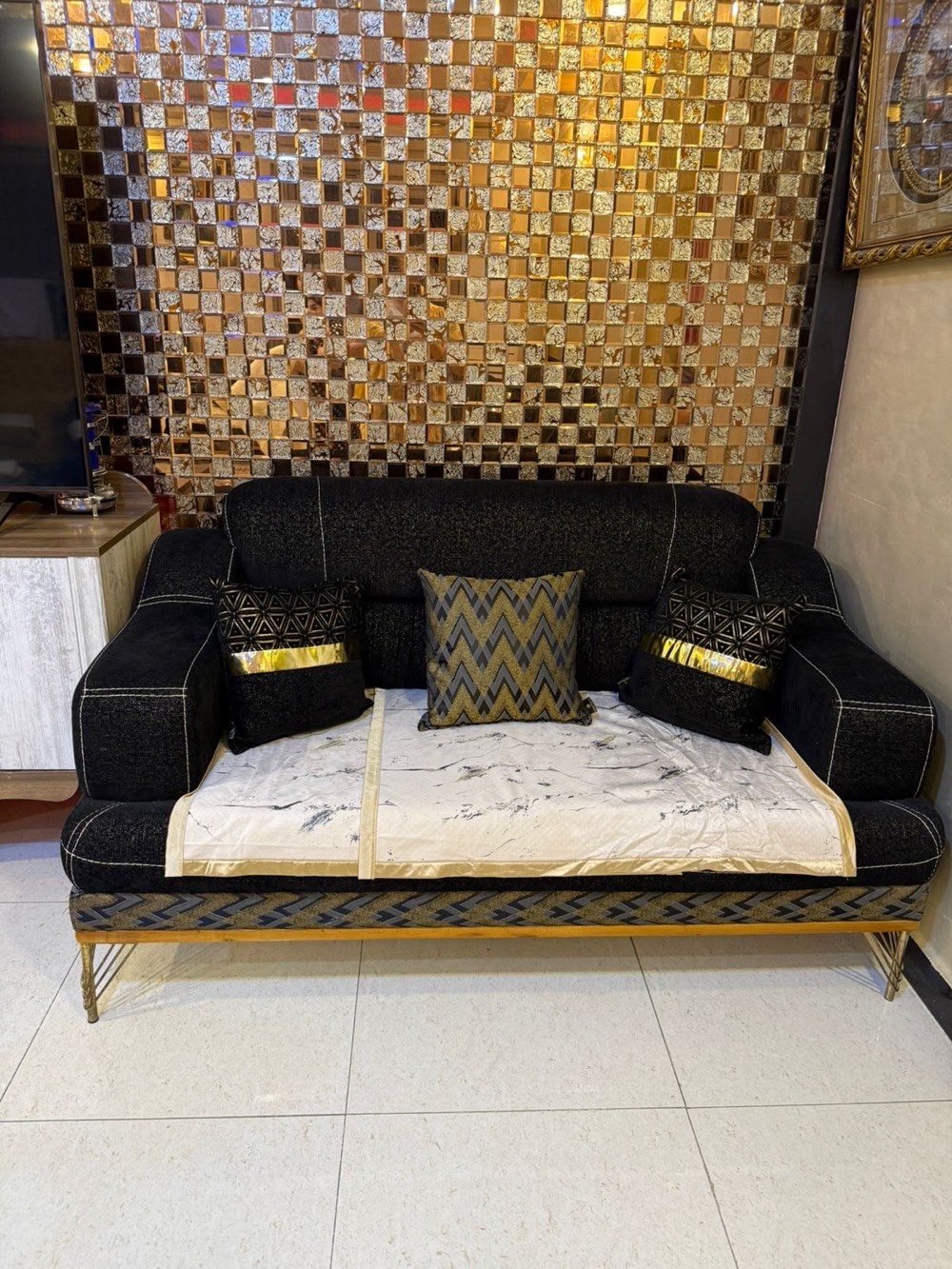 تخم 10مقاعد نظيف وجديد اخذته بسعر تلث ملاين بس ب660وبي مجال مريح وشكله حلو  والتواصل ع الرقم      العنووان بغداد مجمع الايادي 
***********