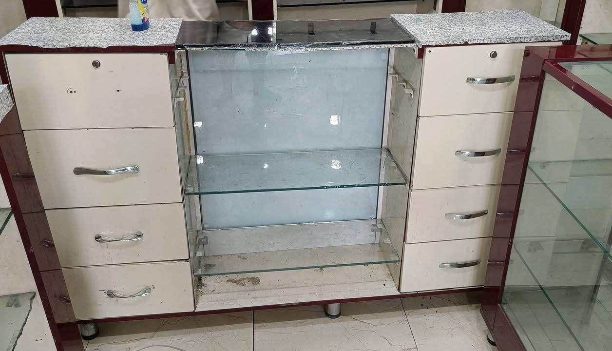 5 ميز ديكور زجاج 
(يرهم للصيظليات وللمحلات والكوزمتك) 
سعر جدا مناسب 
اليريد يراسل واتساب 
***********
او يعلق وارد عليه 
علما ً توصيل نجف مجاني 
سعر مناسب جدا
بيع مستعجل 
.............
