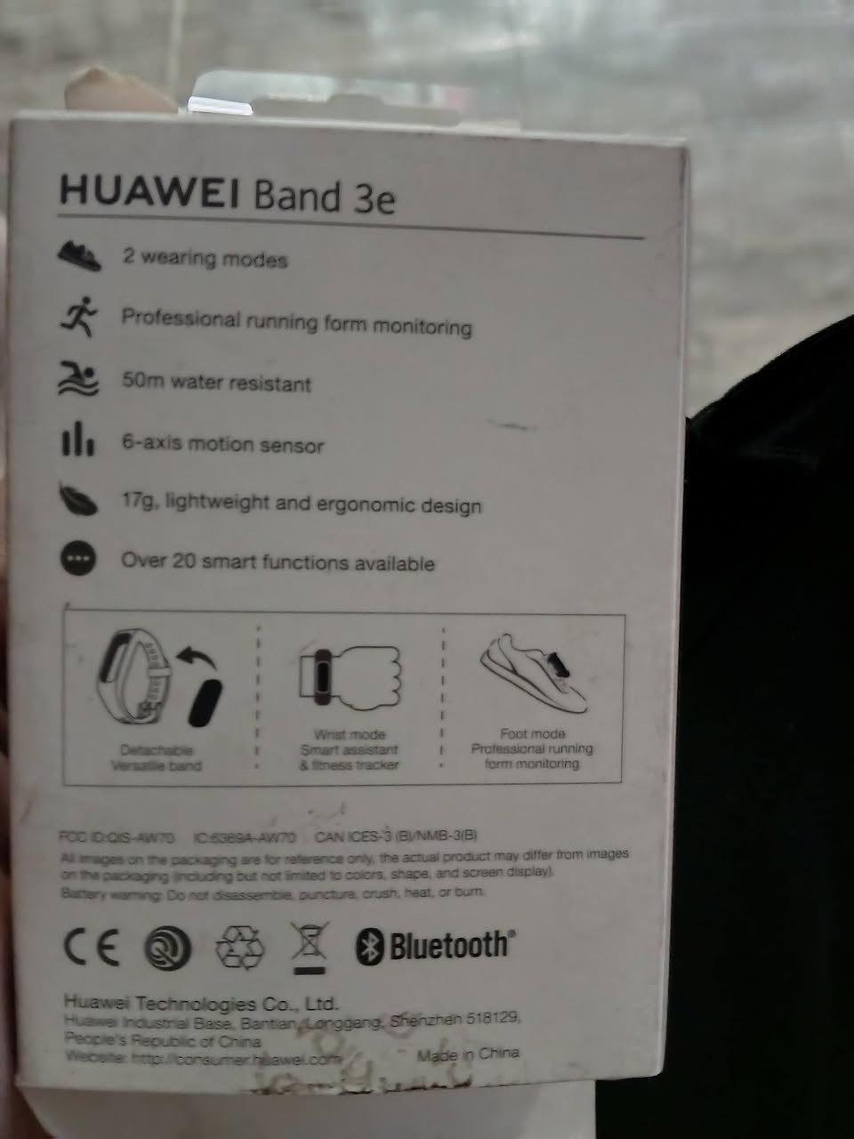 سلام عليكم ساعه هواويHuawei Band 3 رياضية يعني صغيرة حتى تكون مريحة بل ايد ومو ثكيلة تقيس نبضات القلب والسرعة وبيها مستشعرات سداسية يعني حركاتك بكل دقة تراقبهن وتراقب نومك وصحتك جسمك ومقاومة للماء يعني حتى سبح تسبح بيها وبيها كم سعرة حرقت جدا راقية للهواي تشتغل سعرها 40 الف مكاني البكرية رقمي***********
