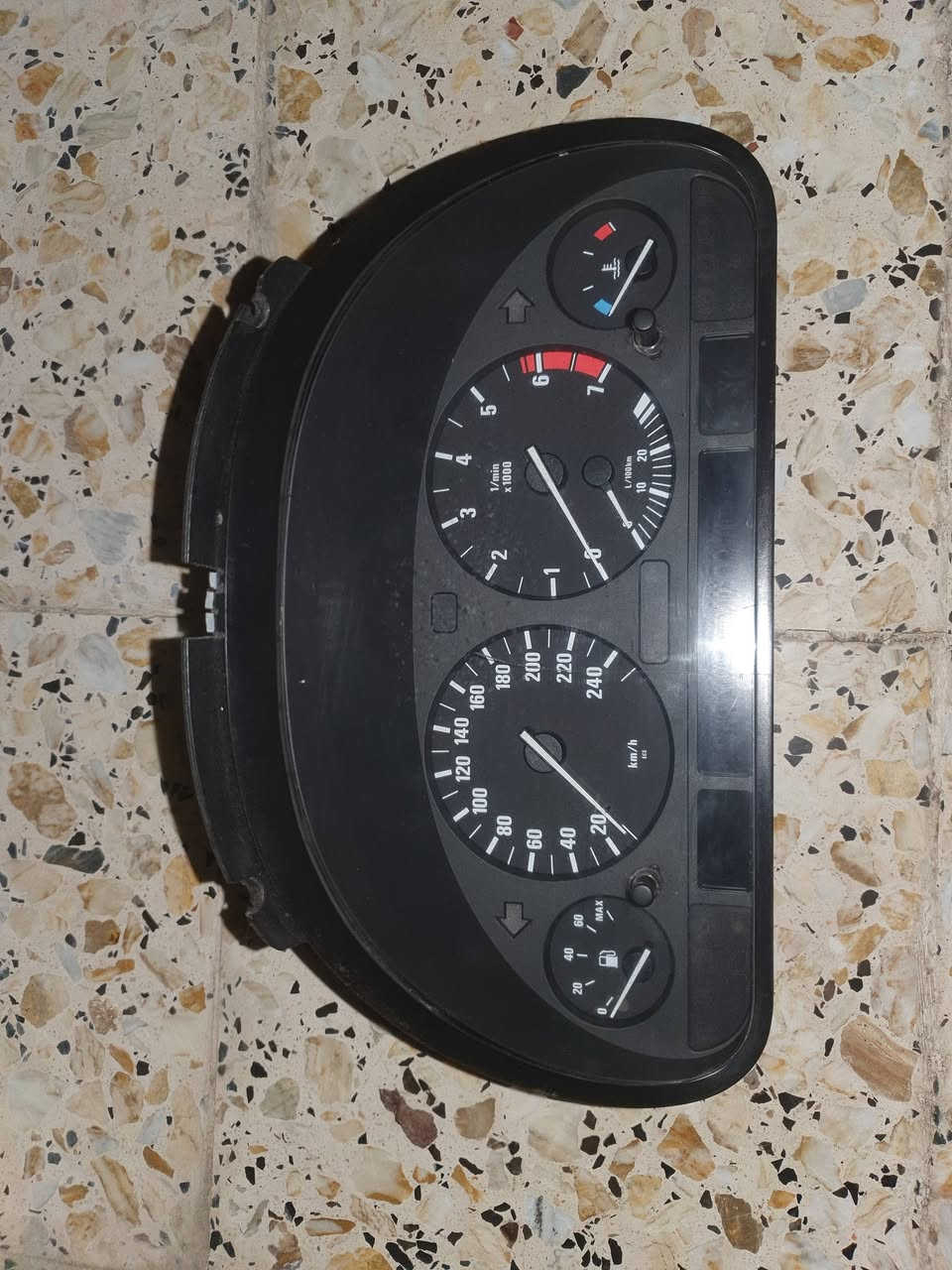 للبيع غراض بي أم صقر عداد + إطار  مشبك+ دكمه مال صندوك مال تفضيخ شرط شغل بسعر المجموع الكامل ٧٠ الف بيه مجال تفليش الاسعار العنوان كركوك رقم الهاتف ***********

