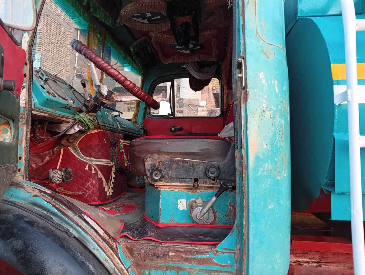 البيع ابوردين موديل 1975 ٨طن بريك هوي***********مكفول
