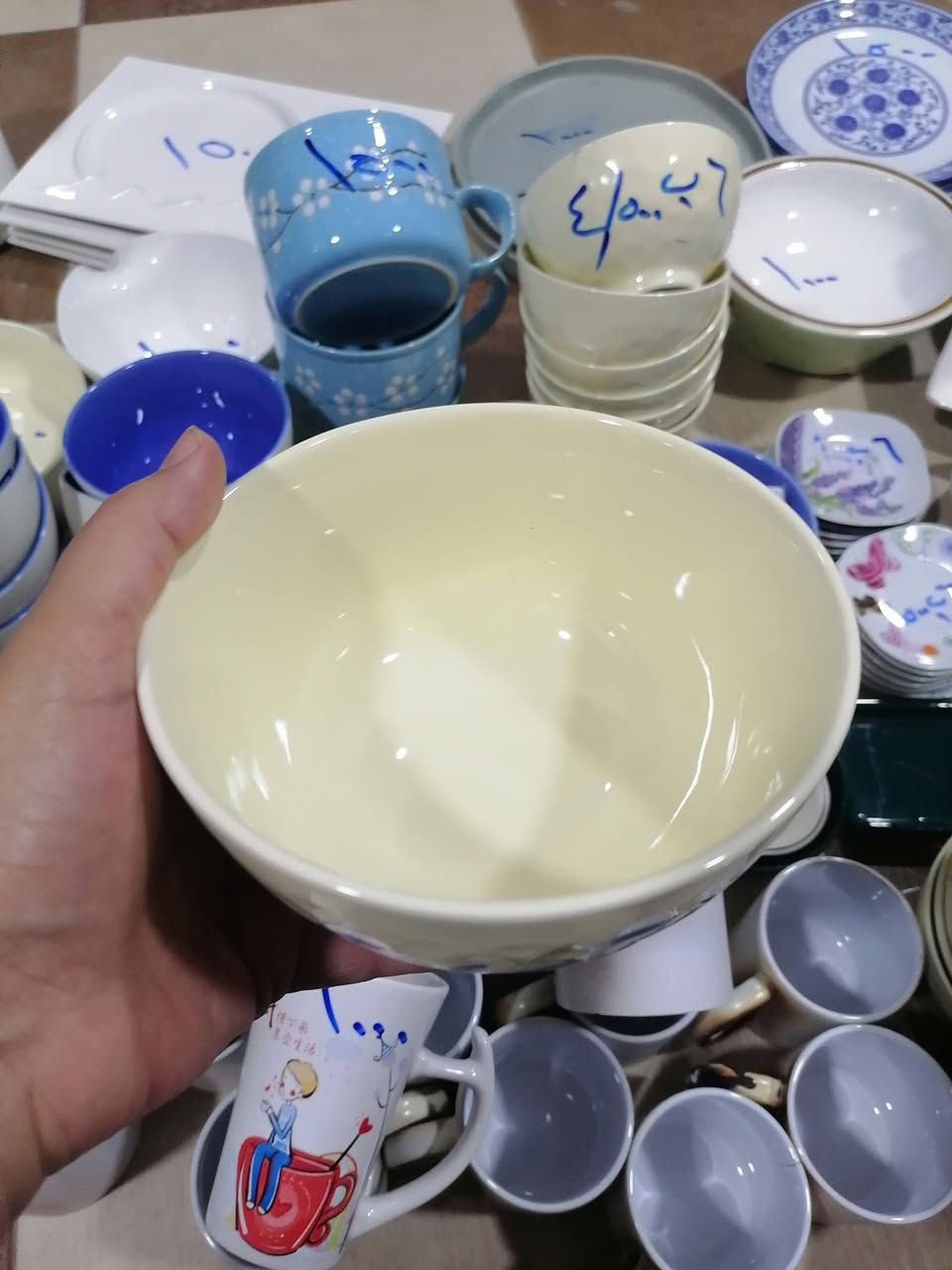 مواعين ملون

