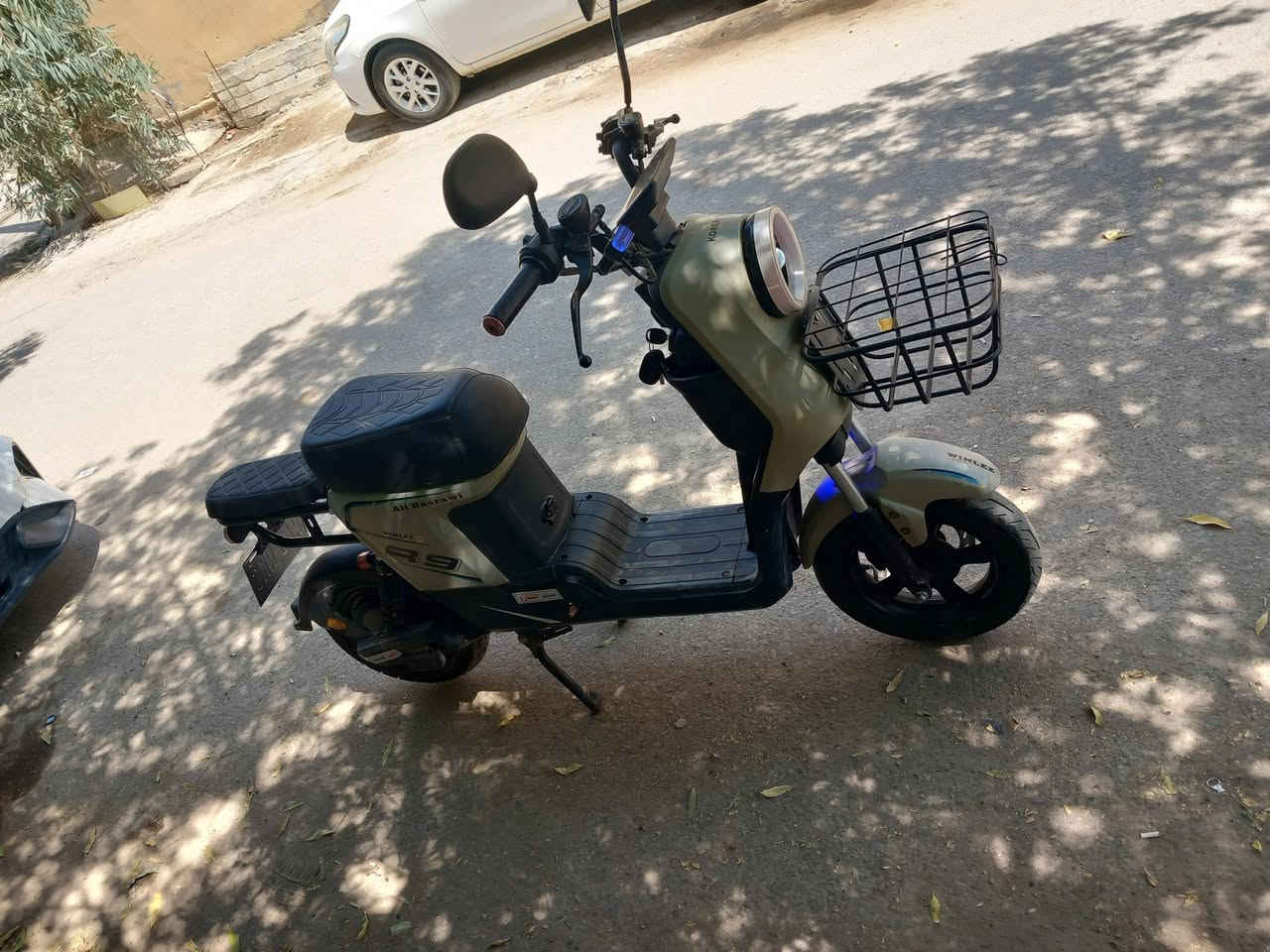 دراجه ار٩ دراجه كاملة اي نقص مابيها بطاريات اصغار سعر ٣٠٠ وبيها مجال قليل بعقوبه مجسر المفرق هاتف ***********
