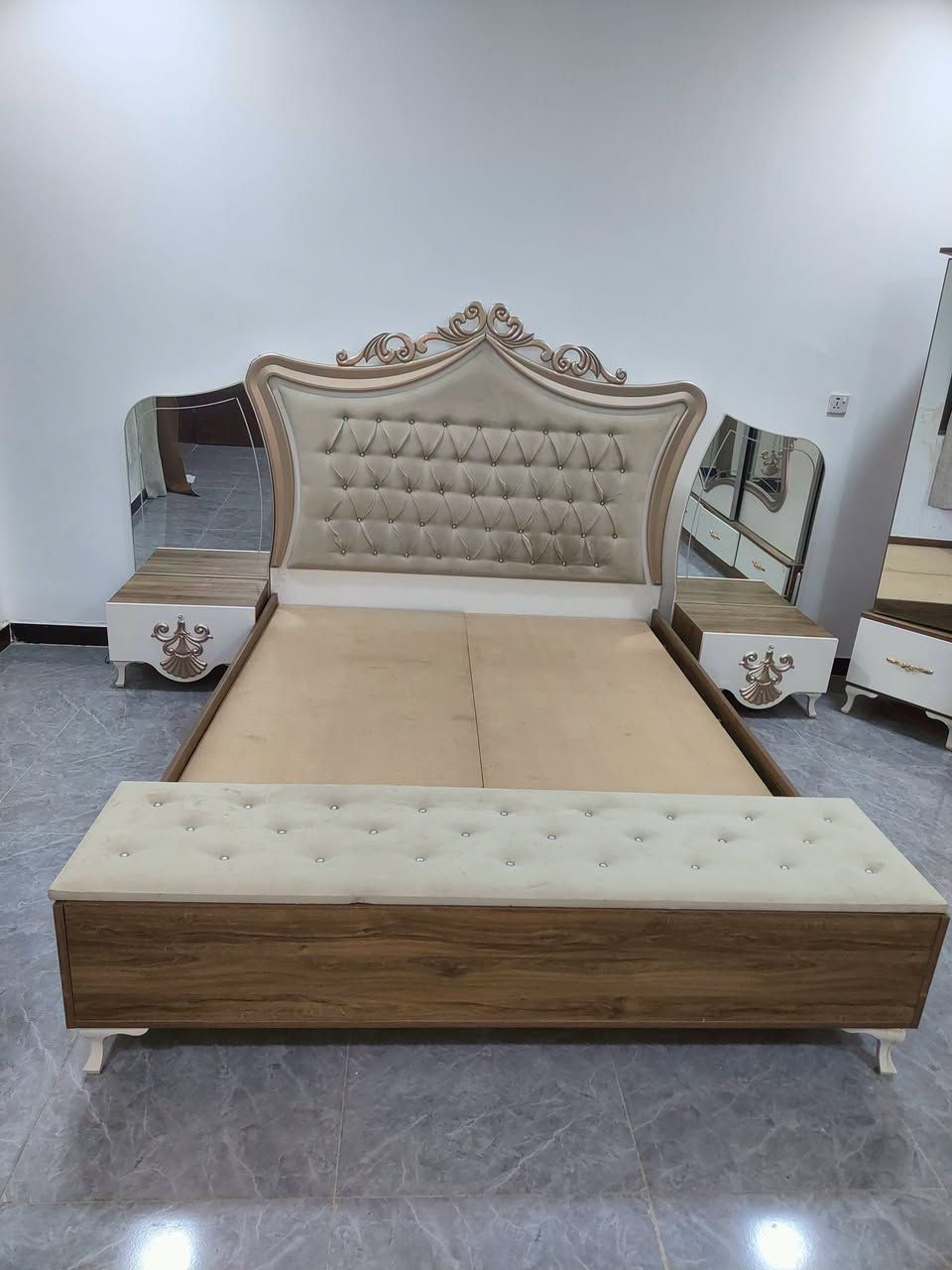 غرفه 9 قطع كلش نضيفه صبغ حراري سعرها 550 وبيها مجال بسيط للاستفسار***********
***********
