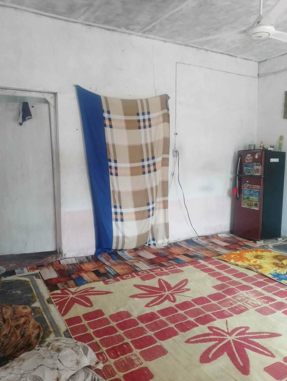 السلام عليكم بيت للبيع مساحته200.متر
بي غرفة نوم وحده، ومطبخ،وصالة جبيرة وحوش جبير وحمام جوه وحوش جبير الي ياخذه يعدل بي شوية الي عنده يرتبه احنه ماعدنه ونريد نبيع 29وبي مجال بي ماي وين ماجان، وكهرباء مكان،ناصريه سديناوية،قريب على شارع التبلط مو تجاوز،زراعي ويمنه ناس ساكنه وجاي تجي تبني يمنه،خوش ناس، بس احنه مستعجلين على بيعته لان نريدنه بيت زغير وهاذا الي عنده يعدل بي شوية ويسوي بي بيتونه ودوانية بالحوش لان حوش جبير،يحب يراسلنه على رقمنا هاذا،***********
