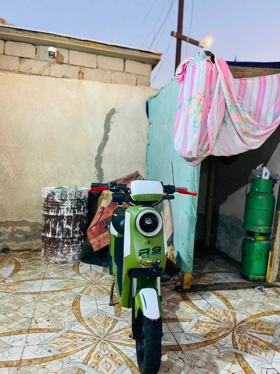 سلام عليكم دراجه R9 بعدهي جديده بيها صوت فقط ب فج مال بريك وره كامله مانقصها اي شي عنوان البصره حيانيه (***********) رقمي سعرها خاص
