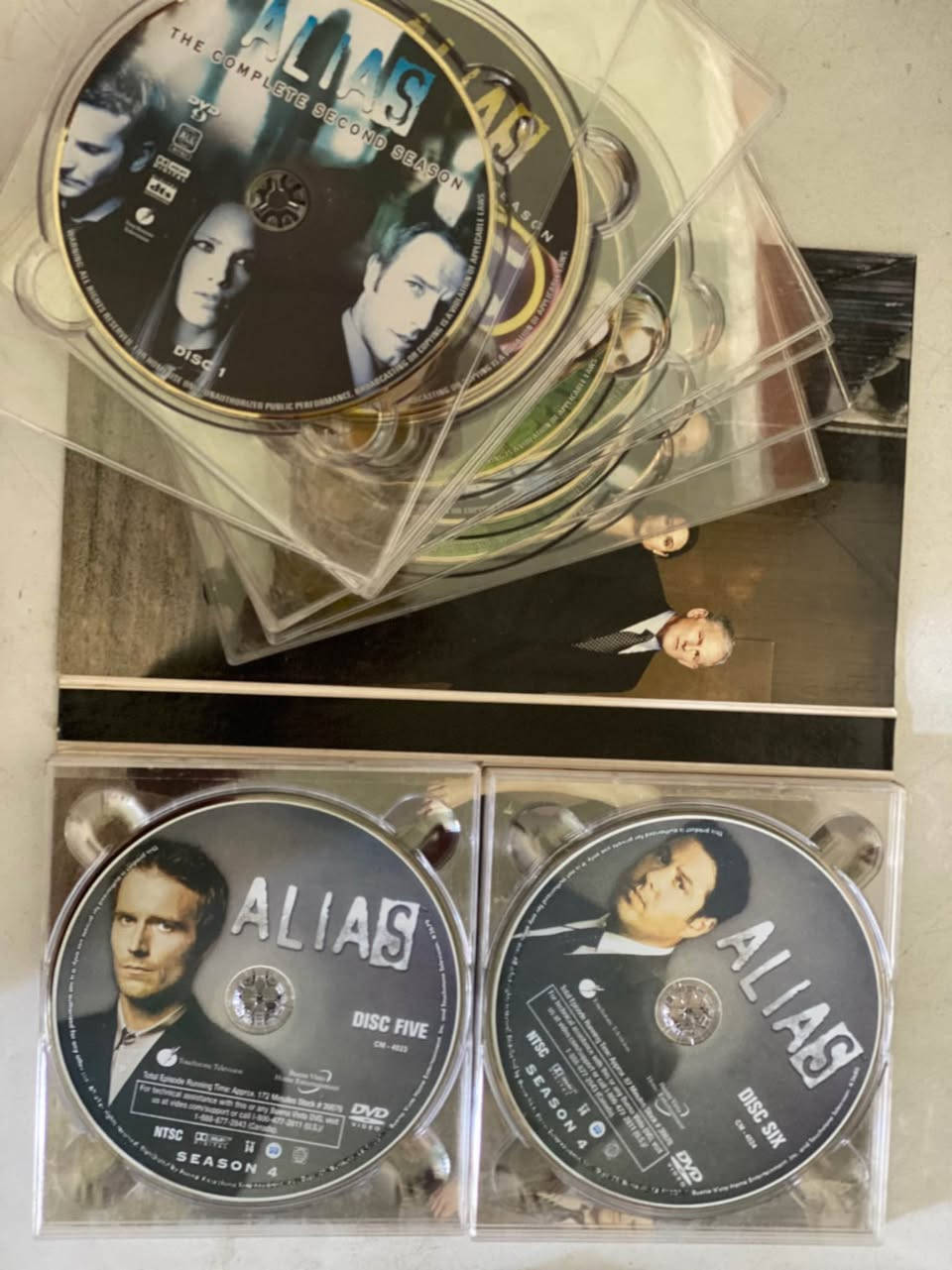اقراص DVD جديدة مانستخدمه  بالسليفون مكون من مجموعة اقراص سلسلة لمسلسلات اجنبية مشهورة 
للتواصل *********** واتساب 
توصيل 🚚 الطلبات موجود بغداد, العراق
