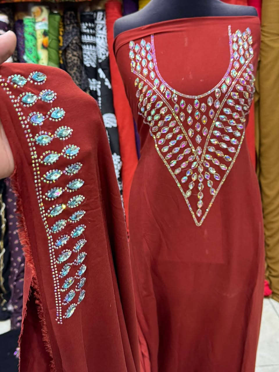 🌷  شغل شذر ستراس حراري + حجر بارز يدوي 🌷

✨ على قماش كشمير كوباي مطاط الأصلي
💎 مشغول صدر وردن راقي
📏 طول القطعة مترين ونصف
👗 يتفصل كلوش ومناسب لجميع الأحجام

🚚 التوصيل لجميع المحافظات: 5,000 دينار فقط

📩 للحجز والاستفسار راسلونا واتساب ♥️
‏‪ ***********‬‏📞
