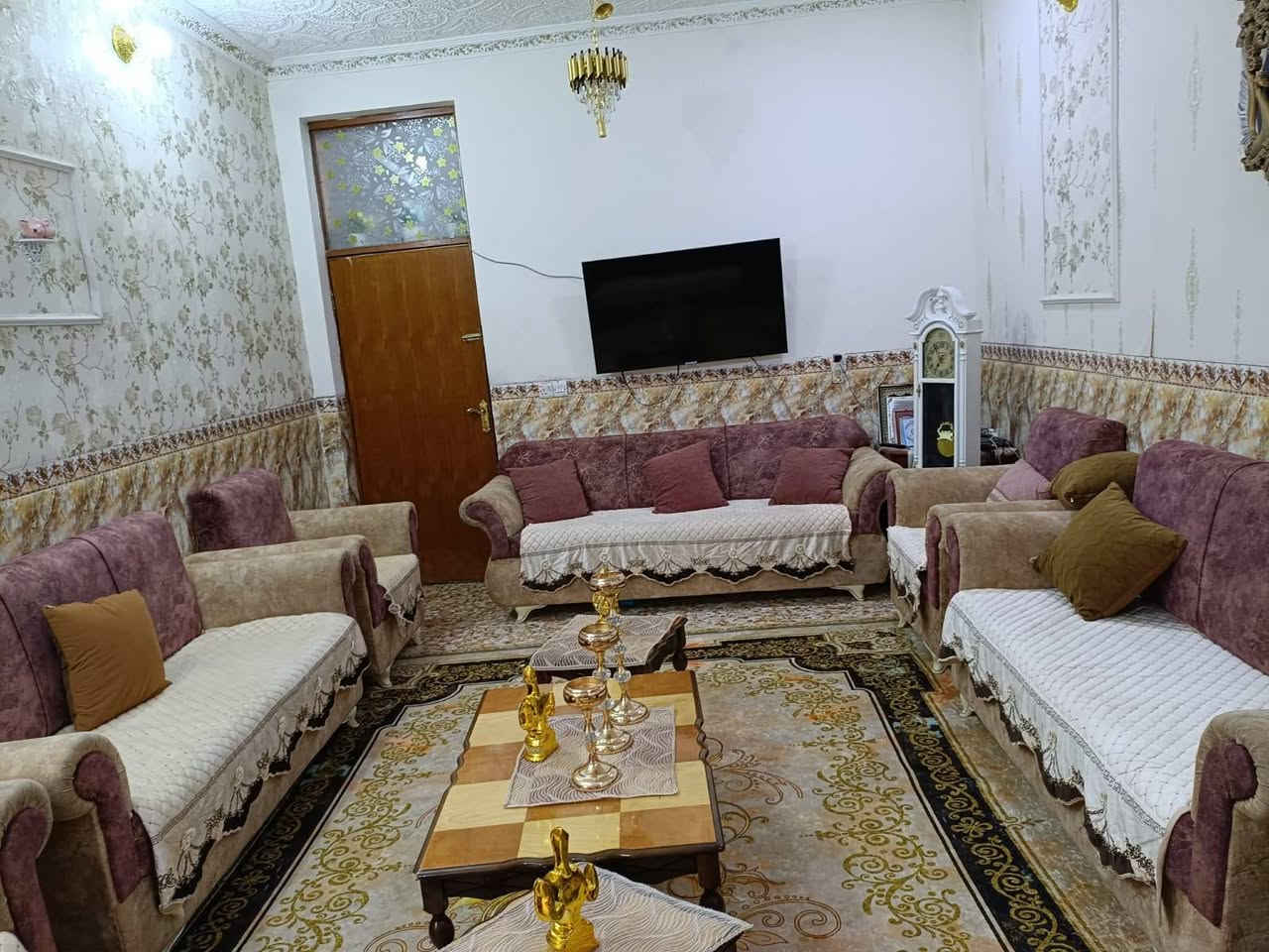 السلام عليكم 
دار للبيع طابو صرف مساحتة ١٥٠م 
ابوغرق حي الحسين خلف الضغط ثالث بيت عن الشارع وعن التبليط 
طابقين غرفتين وحده فوك وحده جوه استقبال كليدور مطبخ صحيات وكليدور وبيتونه وغرفة بالطابق الثاني 
سعر  ١٢٥ وقابل للتفاوض ومطلوب للاسكان ٤ ملايين التسديد الشهري ١٧٢ الف للاستفسار الاتصال ***********
