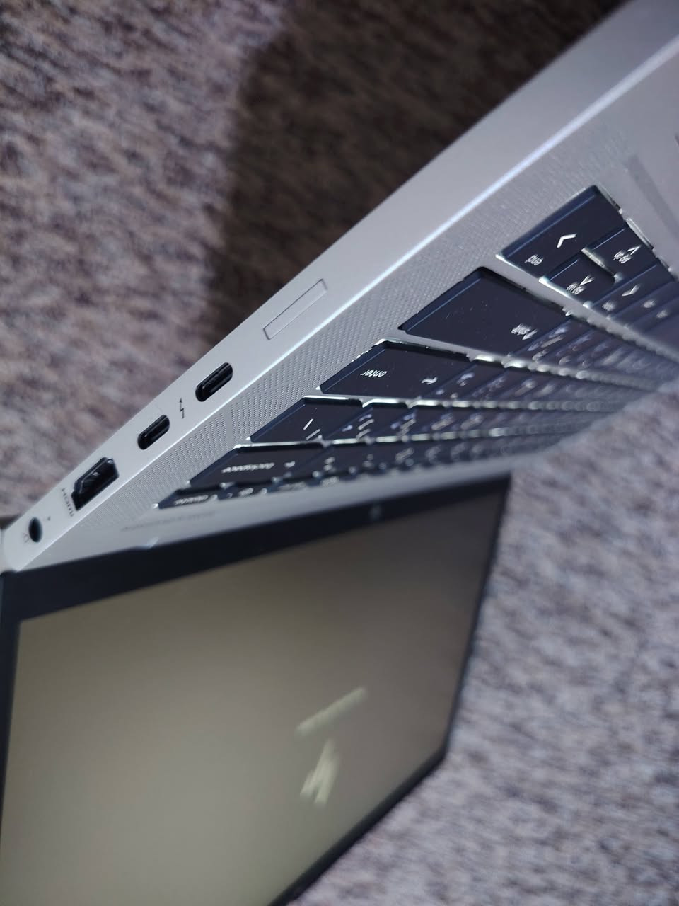 السلام عليكم ورحمة الله وبركاته..
للبيع لابتوب أصلـي من شركة HP الفئة الاحترافية EliteBook بتصميم ألمنيوم أنيق وخفيف الوزن، ممتاز جداً للطلاب، الأعمال المكتبية، والتصفح والدراسة.

🔻 المواصفات الفنية:

• الموديل: HP EliteBook 830 G7 Notebook PC

• المعالج: Intel Core i5-10310U (الجيل العاشر - 8 نواة وهمية)

• الذاكرة العشوائية (RAM): 8 جيجابايت

• نظام التشغيل: Windows 11 Pro الأصلي (معرف ومحدث جاهز للاستخدام)

• الصوت: نظام صوتي مميز من BANG & OLUFSEN

• الشاشة: شاشة بدقة عالية بألوان ممتازة وحواف ناعمة

• المنافذ: يحتوي على منافذ Type-C (Thunderbolt)، USB، HDMI، منفذ صوت.

🔻 الحالة العامة:

• الجهاز بحالة ممتازة جداً ونظيف.

• الكيبورد عربي / إنجليزي.

🔻 الملحقات والمرفقات:

الشاحن الأصلي.

حقيبة (جنطة) أنيقة ومحمية للجهاز.

ماوس.

🔻 السعر: [370 الف]  (قابل للتفاوض البسيط)

🔻 المكان: [البصرة]

🔻 للتواصل والاستفسار: [***********}
