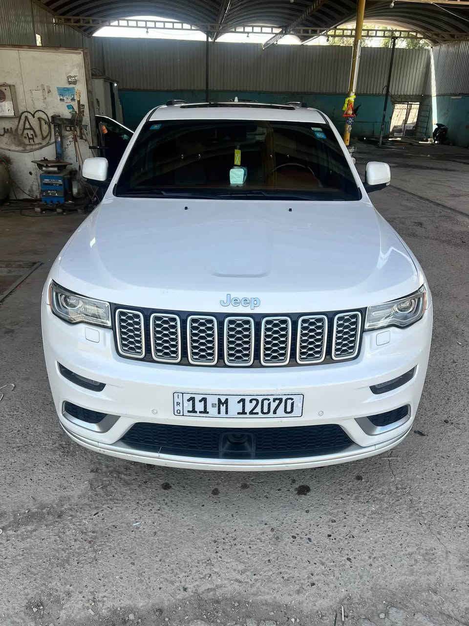 السلام عليكم.
جيب سومت 2017 فول  (امريكي ) للبيع 

المحرك : 3.6 V6 

لون ابيض 

السعر 240 وبيه مجال بسيط

السياره بدون حادث بدون ايرباك بس السونار يكول براغي البنيد مرخيهن 

رقم بغداد انكليزي

المواصفات :

دفع رباعي 4x4 .  تحذير النقطة عمياء ⚠ .ويل قياس 20 انج .

• انارة متحركة .• سقف بانوراما •سقف شامو . شاشه كبيرة . 

• نظام الخرائط (GPS) • ستيرن كهربائي • المصابيح الأمامية زنون  عين الشيطان 500 $ سعرهن• كشافات الضباب زنون .تشغيل عن بعد • صندوق كهربائي • حفظ وضعيات الجلوس (ميموري) • المقاعد الأمامية كهربائية • المقاعد الأمامية تبريد وتدفئة • المقاعد الخلفية تدفئة • حساسات أمامية • حساسات خلفية . 

•جوبلس 3وضعيات • كاميرا خلفية دوارة • تدفئة ستيرن • مانع تصادم خلفي • ابل كاربلي وايرلس • محدد سرعة . سقف بنوراما • نظام التشغيل والاطفاء الاوتوماتيكي 

( Auto Start System. • ⁠مري قلاب• ⁠مري شفط• وضعيات قيادة• ⁠شفتات ستيرن• ⁠داخل قرميدي• ⁠سيستم سماعات• ⁠هزة وسنوية جديدة• ⁠سيارة بسمي تحويل  ثاني يوم • ⁠تايرات جدد.

تواصل ***********
