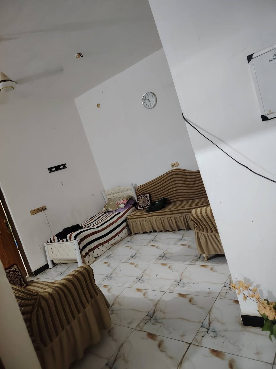 بيت زراعي المساحه ١٩٠ متر طابوق صب كونكريت قريب ع الشارع السايدين ناحيه أور السديناويه خلف مكتب الرفل للستفسار أكثر ***********
