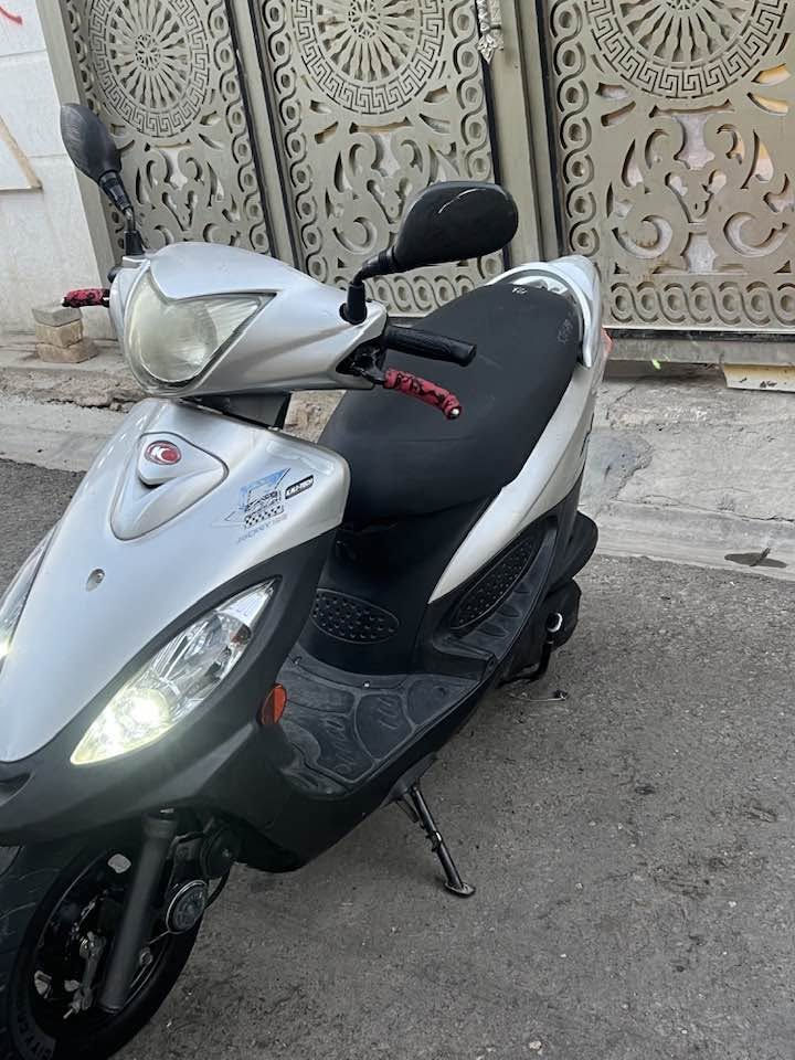 السلام عليكم 
دراجه للبيع كايمكو ڤي تو 
محرك 125cc
دراجه لمحرك مالها خير من الله 
دراجه انضف من الصوره 
محرك بلادي سبانه ما ممدوده عليه 
كهربائيات كلها شغاله 
سعر (خاص) للستفسار 

(ملاحضة) إذا مو شراي لتتصل 

(***********)الهاتف
