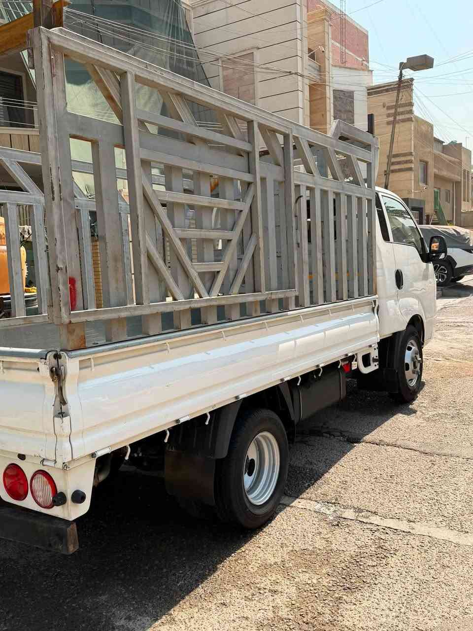 اسلام عليكم كيا فحل موديل 21  مفتوح 4000 ماشيه 106 الف سياره باسمي تحويل مباشر سنويه منافذه بعدهة شاصي ورقم شاصي وقماره مكفول مكينه ممفتوحه بلاديه لاتنقيص ولا تبخير كير مكينه كهربائيات تبريد صدر تايرات خير من الله كلها شغاله وياله محوره 
السياره جاهزه من كلشي كبل للشغل دينار متصرف بس بيه ملاحضات بسيطه طخه من اليمنه كلش بسيطه وموضحه بلصور بلتفاصيل وطخه بلباب الخلفي اربع اصابع مكان السياره بغداد شارع فلسطين  السعر 160 وبيها مجال قليل كلش والسياره احله من الصور والله ولحد يكسر بلسياره ميعجبك السعر الف سياره اكو غيرهة الله يرزق الجميع 
هذه رقمي ***********
