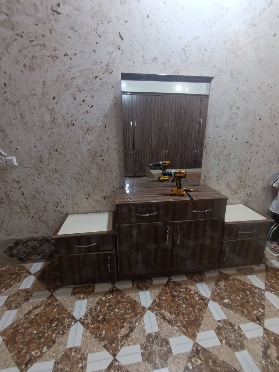 غرفه مستعمله للبيع نظافه 90% خمس قطع 
***********
