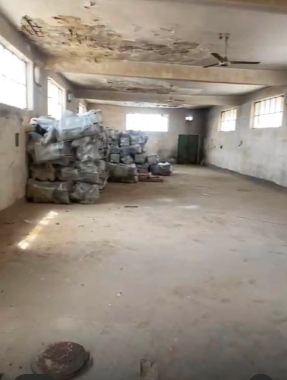قاعة كبيرة  للإيجار مساحة 320 متر طابق  ثاني سقف مسلح  باب و درج منفصل تصلح ان تكون معمل أو مخزن
في منطقه جكوك الدبخانه
للاستفسار التواصل على الرقم ***********
