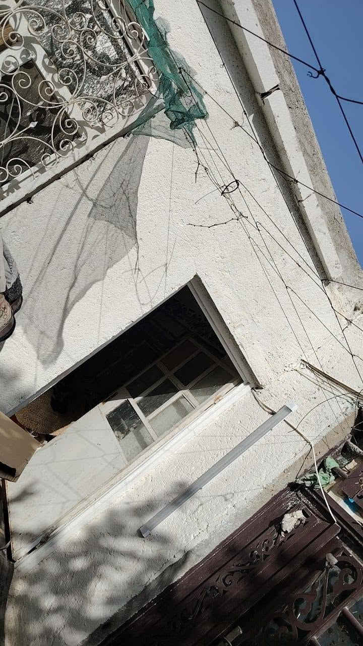 سلام عليكم دار مساحه 200متر طابو زراعي تحتوي ع غرفتين وصالتين صحيات داخلي وخارجي ع شارعين بي باب خلفي وامامي عنوانه النجف شارع المطار الجديد قرب رادار المطار عمود 38سعر 65 بي مجال شراي يتصل ع رقم ***********7
