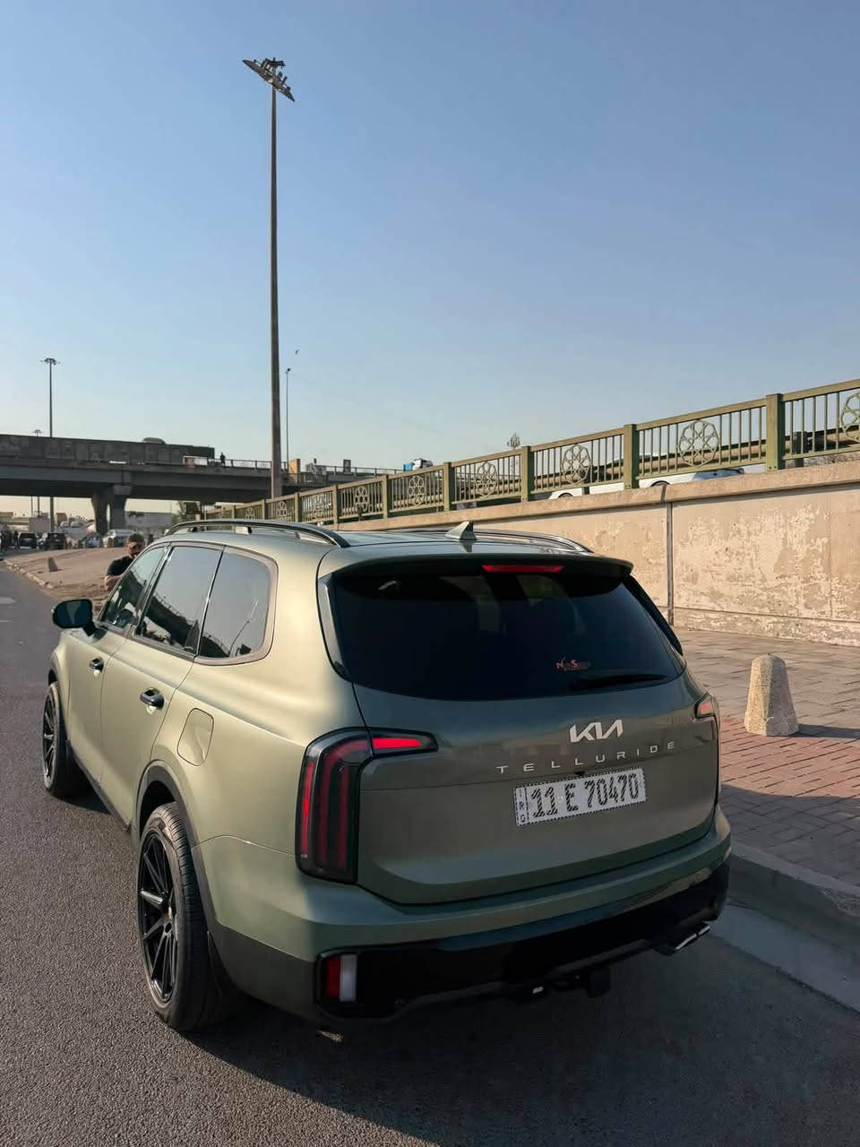 للبيع: كيا تلرايد (Kia Telluride) موديل 2024
السيارة فول مواصفات 1/1 بحالة ممتازة وجاهزة للاستخدام، 
تفاصيل السيارة:
 النوع: كيا تلرايد (Kia Telluride)
 الموديل: 2024  وارد أمريكي كتاب شهداء
 اللون الخارجي: زيتوني لامع ميتاليك السياره محميه بأفلام الحمايه الشفافه PPf مات (مطفي) مميز جداً
 اللون الداخلي: جلد أصل بجلد أسود (كراسي منفصلة / كابتن)
 الرقم: بغداد (ألماني)
المواصفات العالية (فول 1/1):
 فتحه سقف بانوراما مزدوجة
 شاشة دشبود ديجيتال كاملة مع شاشة شاشة وسائط كبيرة
 ويل أوفسيت أسود مميز
 كراسي جلد كهرباء مع نظام تدفئة وتبريد
 نظام دفع رباعي / قيادة متعدد وضعيات (Smart / Eco / Sport)
 حساسات أصلية أمامي وخلفي مع كاميرات
 نظام الحفاظ على المسار والرادار الجانبي والأمامي
 إضاءة LED حديثة وكشافات
 نظام صوتي راقي
 تشغيل عن بعد وبصمة دخول
التواصل:***********
 السعر :250$ قابل للتفاوض 
 مكان السياره بغداد زيونه
