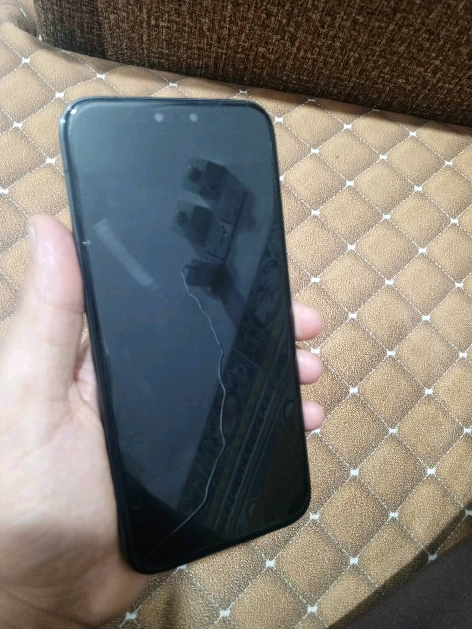 السلام عليكم هونر ماجك 8برو ستخدام اقل شهر مكاني سماوه جهاز مكفول من كلشي مع كامل ملحقاته شاشة LTPO OLED بحجم 6.71 إنش بدقة 1.5K (1256×2808 بكسل). تدعم معدل تحديث ديناميكي 1-120Hz، وسطوع خارق يصل إلى 6000 شمعة في ذروته، مع حماية متطورة للعين ودعم مليار لون.المعالجمعالج كوالكوم الأحدث Snapdragon 8 Elite (Gen 5) بدقة تصنيع 3 نانومتر، الذي يقدم أداءً فائقاً في الألعاب الثقيلة ومعالجة الذكاء الاصطناعي.الذاكرة والتخزينيتوفر بخيارات 12 أو 16 جيجابايت RAM (من نوع LPDDR5X)، ومساحات تخزين 512 جيجابايت أو 1 تيرابايت من نوع UFS 4.1 السريع.البطارية والشحنبطارية ضخمة جداً من الجيل الجديد (سيليكون-كربون) بسعة 7100 مللي أمبير (النسخة العالمية/العربية). تدعم الشحن السلكي السريع بقدرة 100 واط والشحن اللاسلكي السريع بقدرة 80 واط.النظام والواجهةيعمل بنظام Android 16 مع واجهة MagicOS 10 المدعومة كلياً بالذكاء الاصطناعي وميزات الربط السلس مع الحواسيب.الأمان