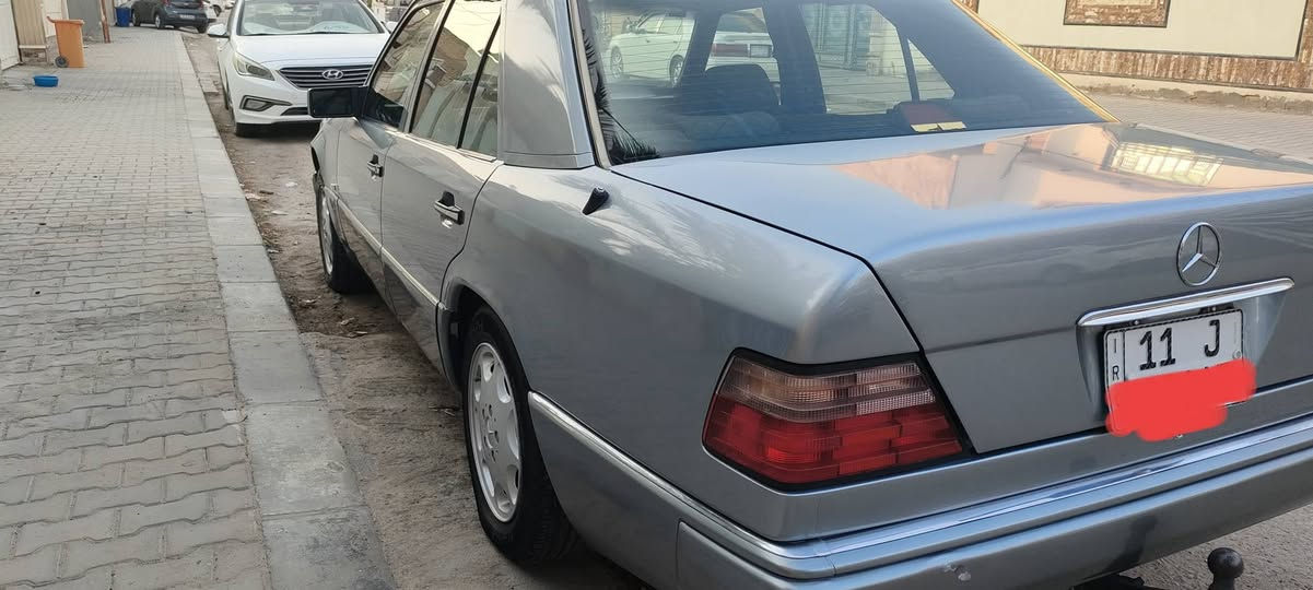 🚘✨ للبيع مرسيدس W124 موديل 1991 — محدثة 1995 ✨🚘

🔥 سيارة مرتبة ومميزة، مصبوغة صبغ جماليه بالكامل، بدون ضربة أو حادث، والشواصي والقواعد نظيفة وما بيها أي تلزيك.

📍 المكان: النجف الأشرف
🔄 مداور بأي محافظة
📞 للاستفسار: ***********

🔧 المواصفات والتجهيزات:

✅ كير ومحرك 360، خراطيم مو 320
✅ حدادية جديدة
✅ تبريد جديد
✅ مروحة كهرباء تصاعدية + دبل مروحة
✅ تخم ويل تفاحة نفخ 95 أصلي جديد + سبيرات
✅ غرفة مخمل 95
✅ صاج ملكي
✅ كاعيات أصلية يانسا
✅ 12 دگمة، كلهن شغالات
✅ كهربائيات السيارة كلها شغالة 💯
✅ أريل كهرباء
✅ جام كهرباء تصعيد ويا التقفيل
✅ كيجات نيكل ولد
✅ إنارة داخلية LED شمسية
✅ عتب نيكل
✅ دبل جكمجة
✅ سكنات الداخل كلها LED
✅ عزل حراري وصوتي طبقتين
✅ سستم صوت + مسجل Kenwood أصلي Bluetooth 🎶
✅ كشنات كهرباء
✅ كشن السايق كهرباء + Memory
✅ ستيرن كهرباء
✅ سلايد روف طكتين ☀️
✅ تجاويف قلاب
✅ لايت بالكارتون أصلي + LED شمسي أصلي
✅ بردة كهرباء
✅ دبل مراية كهرباء
✅ دبل Airbag
✅ دبل Horn
✅ دبل فيت بم
✅ هوك
✅ مثبت سرعة
✅ بلوجكتر بالدعامية
✅ ماسحات لايت
✅ دبل فيت بم

⭐ ملاحظات مهمة:

🚗 السيارة مال جناي، مصروف عليها ومتعوب عليها، وكل الشغل بيها مرتب ونظيف مو تلزيك.

✅ الشواصي نظيفة
✅ القواعد نظيفة
✅ اللغود دبلات
✅ بلشتاين
✅ ماكو تلزيك
✅ الكهرباء كلها شغالة 💯

📄 رقم بغداد دولي باسمي
📅 السنوية لغاية 2030

💰 السيارة جاهزة للفحص والمعاينة، والجاد يتفضل يشوفها ويحكم بنفسه.

✨ فرصة حلوة للي يريد مرسيدس مرتبة ومجهزة وشغلها نظيف ✨
