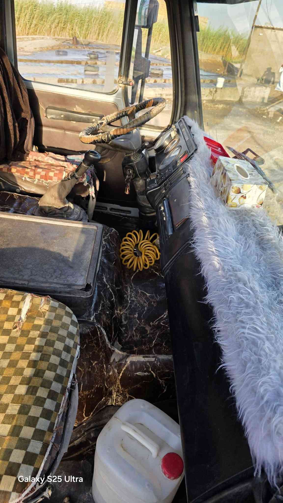 مكينه V8  28 لا تبخير ولا تنقيص بم بالكرتون كير ٢٩ وشلعه لا فلته ولا غره
موديل ٨٧
اكسن جي اف 
شاصي مكفول ومبطن باج كامل
بأسمي رقم نكليزي كربلاء السياره فرنسيه 
ورك من ورى هوائي ومن كدام عادي 
تخم تاير 
***********
