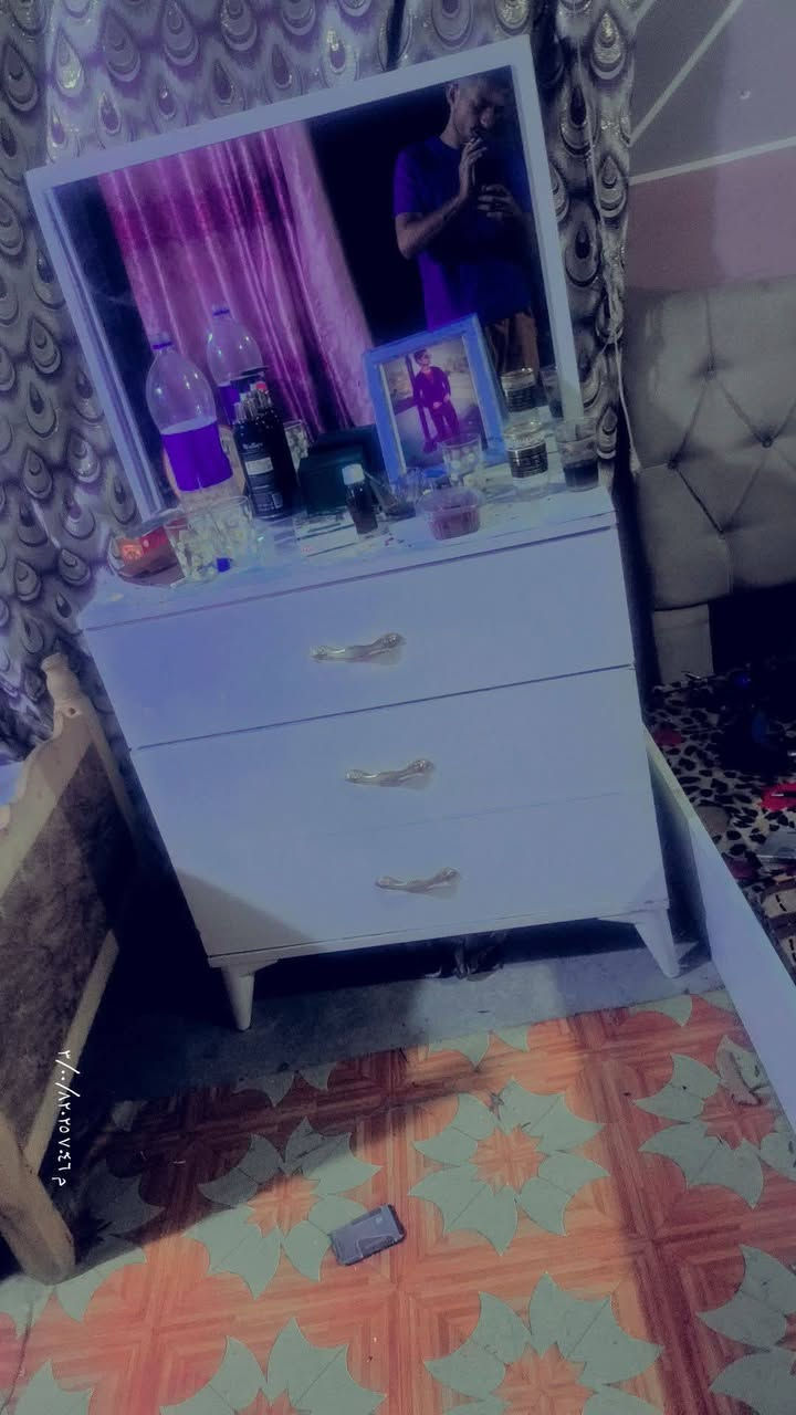 غرفه تركيه باب كنتور مفطور بيها اضرار سعر 75 الف
كنتور +ميز تواليت +جربايه+مجر 
***********

نص مكتوب في الصور:
- ٠٢٠/٠٢٥٥٣٠٠٢
- ٠١٢٠٨٣٠٧٥٥٣
- ٢/٠٠/٨٢***********٠٨٧٠٢٥٧
