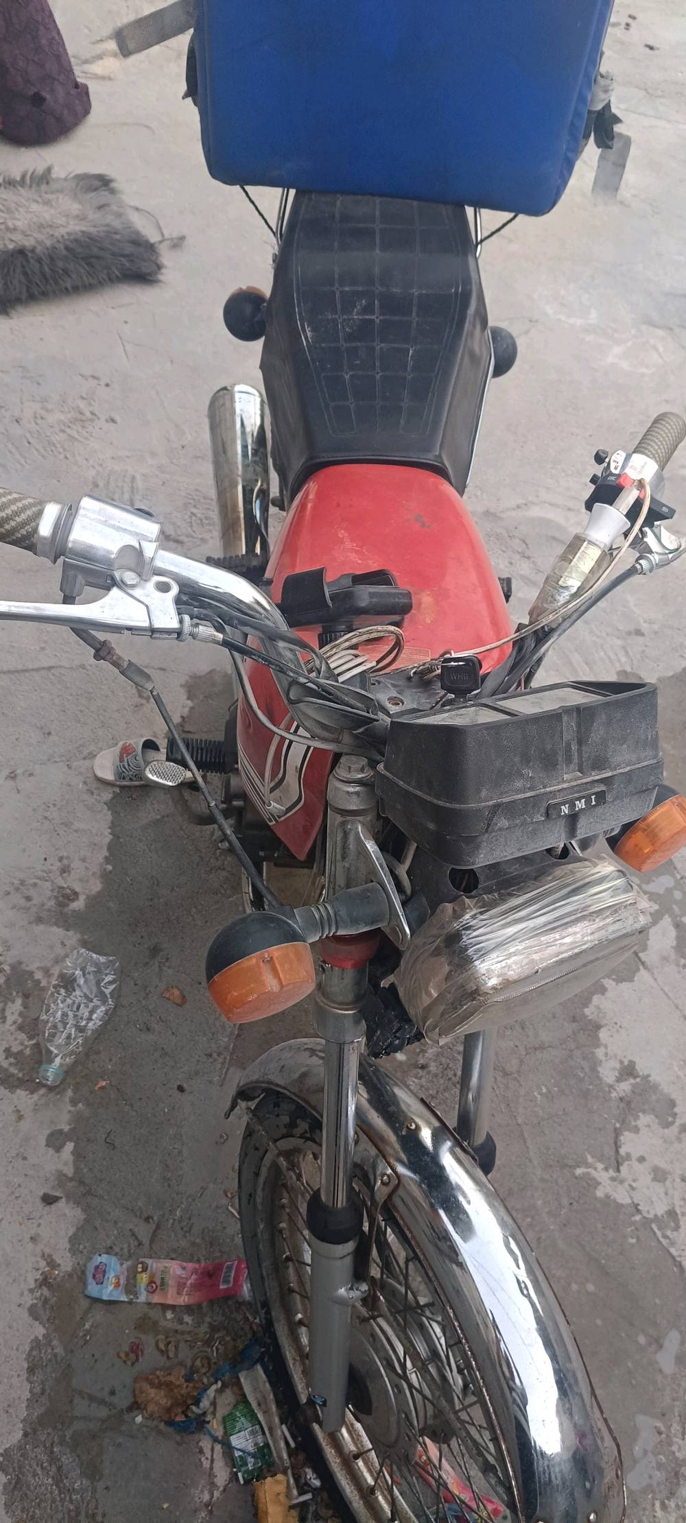 سلام عليكم دراجة للبيع مكينتها 200cc مال ستوته كهربائيات كلها شغاله من الاشارة للأشارة رقم وسنويه بأسمي رقم انكليزي مكاني البصره خور الزبير دراجه صارلها اكثر من شهرين مامغسولة واروح بيها يوميه من الخور للبصرة وارجع اشتغل بيها دلفري الشاصي مابي اي شي الدراجه2023 السنويه تسقط ب2028  مستعجل ع بيعتها كلش ا🙏🏻 رقمي واتس 
مليون وربع ***********