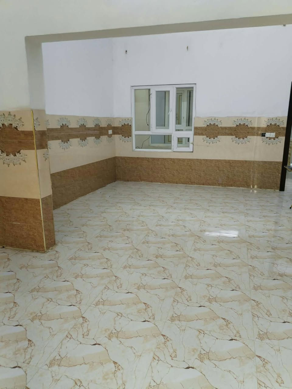 حي سومر ١١٢ • ١٦٠متر • طابق ونص